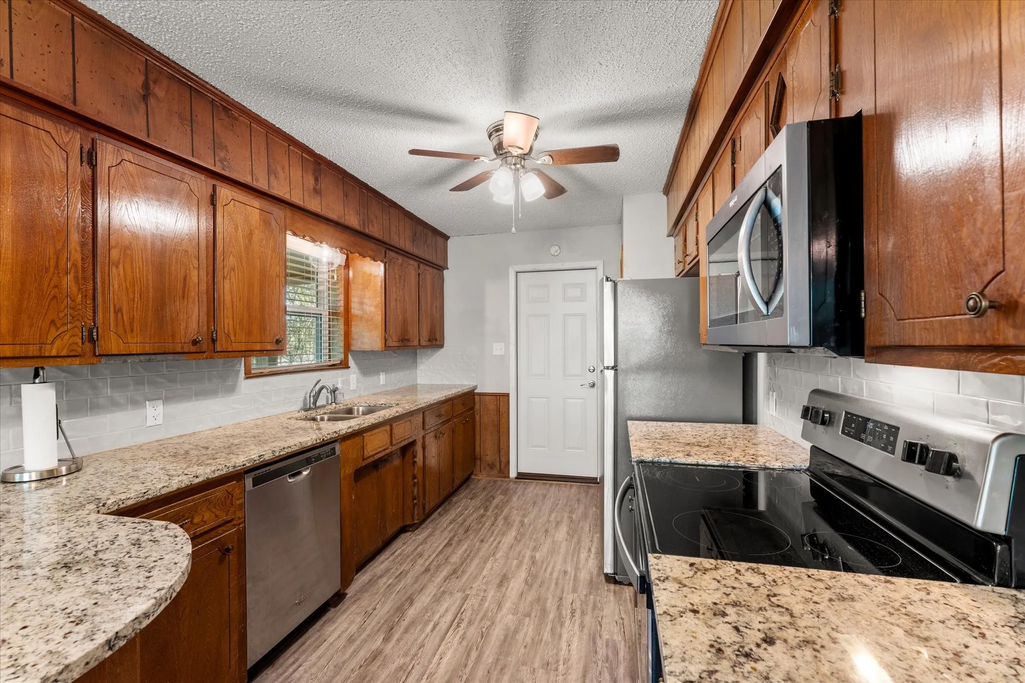 Single Family Residence For Sale in Henderson County , 139 Vista Drive, Eustace, Texas 75124, 3 Bedroom, 2 Bathroom, Garage spaces, 1,740 Sqft, built in 1978, mls#21406848, Real Estate Agent in Eustace, Homes For Sale in Henderson county, Homes For Sale in Eustace, Realtor in Eustace Texas, Real Estate Brokerage Independent Realty Texas, Luminita Cordes Realtor