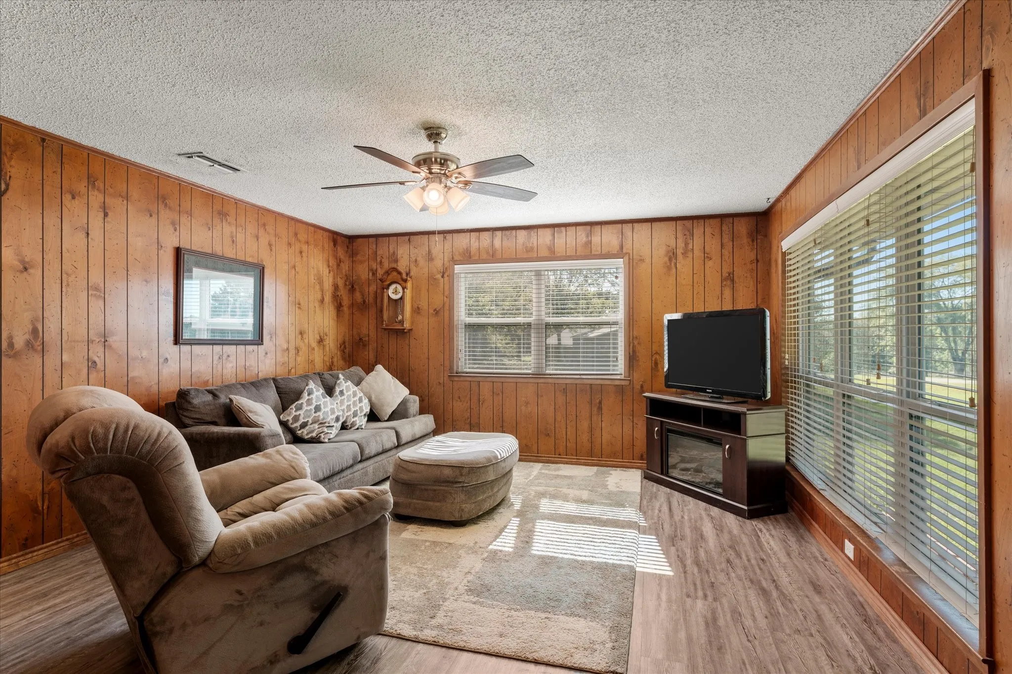 Single Family Residence For Sale in Henderson County , 139 Vista Drive, Eustace, Texas 75124, 3 Bedroom, 2 Bathroom, Garage spaces, 1,740 Sqft, built in 1978, mls#21406848, Real Estate Agent in Eustace, Homes For Sale in Henderson county, Homes For Sale in Eustace, Realtor in Eustace Texas, Real Estate Brokerage Independent Realty Texas, Luminita Cordes Realtor