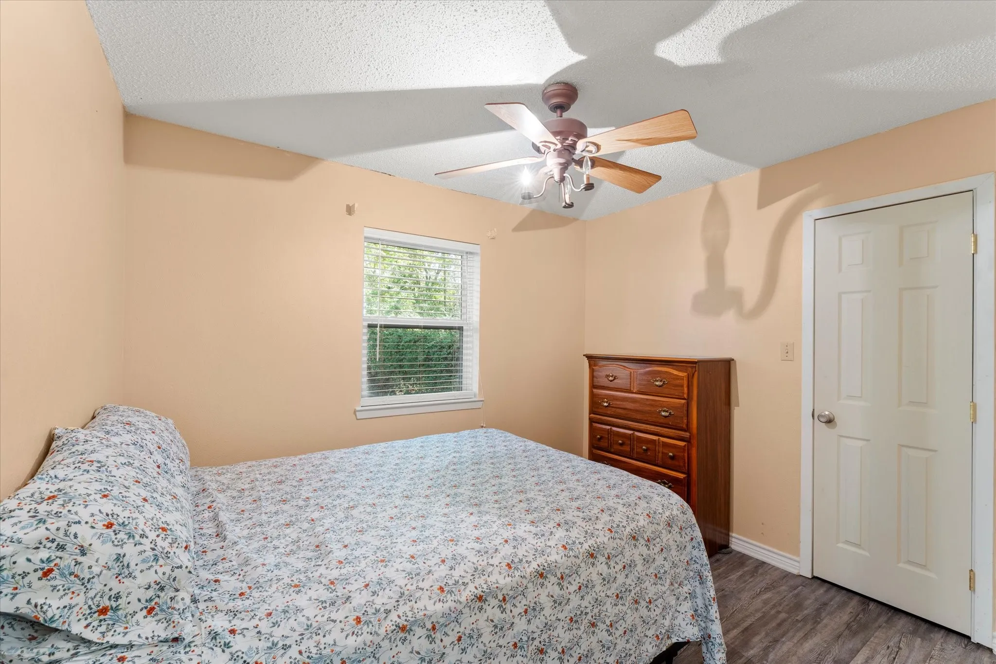 Single Family Residence For Sale in Henderson County , 139 Vista Drive, Eustace, Texas 75124, 3 Bedroom, 2 Bathroom, Garage spaces, 1,740 Sqft, built in 1978, mls#21406848, Real Estate Agent in Eustace, Homes For Sale in Henderson county, Homes For Sale in Eustace, Realtor in Eustace Texas, Real Estate Brokerage Independent Realty Texas, Luminita Cordes Realtor