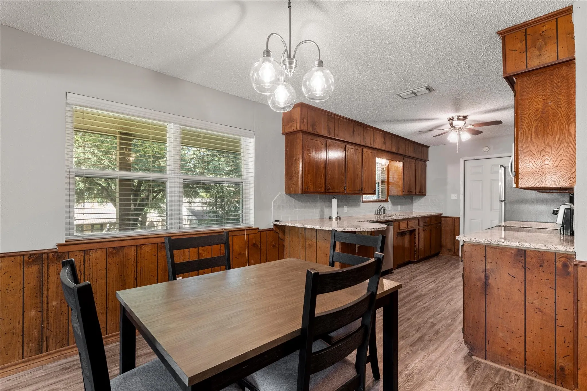 Single Family Residence For Sale in Henderson County , 139 Vista Drive, Eustace, Texas 75124, 3 Bedroom, 2 Bathroom, Garage spaces, 1,740 Sqft, built in 1978, mls#21406848, Real Estate Agent in Eustace, Homes For Sale in Henderson county, Homes For Sale in Eustace, Realtor in Eustace Texas, Real Estate Brokerage Independent Realty Texas, Luminita Cordes Realtor