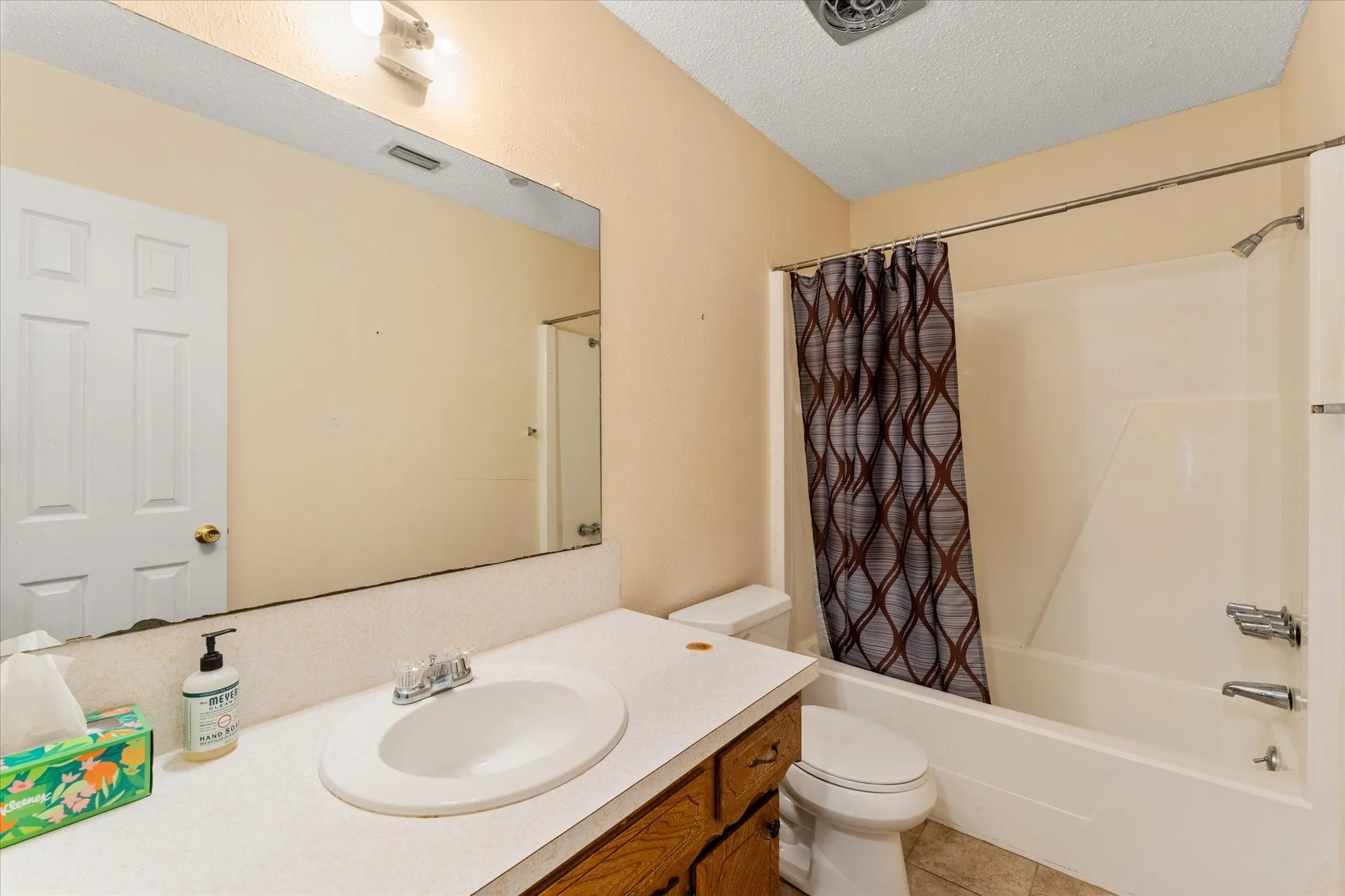 Single Family Residence For Sale in Henderson County , 139 Vista Drive, Eustace, Texas 75124, 3 Bedroom, 2 Bathroom, Garage spaces, 1,740 Sqft, built in 1978, mls#21406848, Real Estate Agent in Eustace, Homes For Sale in Henderson county, Homes For Sale in Eustace, Realtor in Eustace Texas, Real Estate Brokerage Independent Realty Texas, Luminita Cordes Realtor