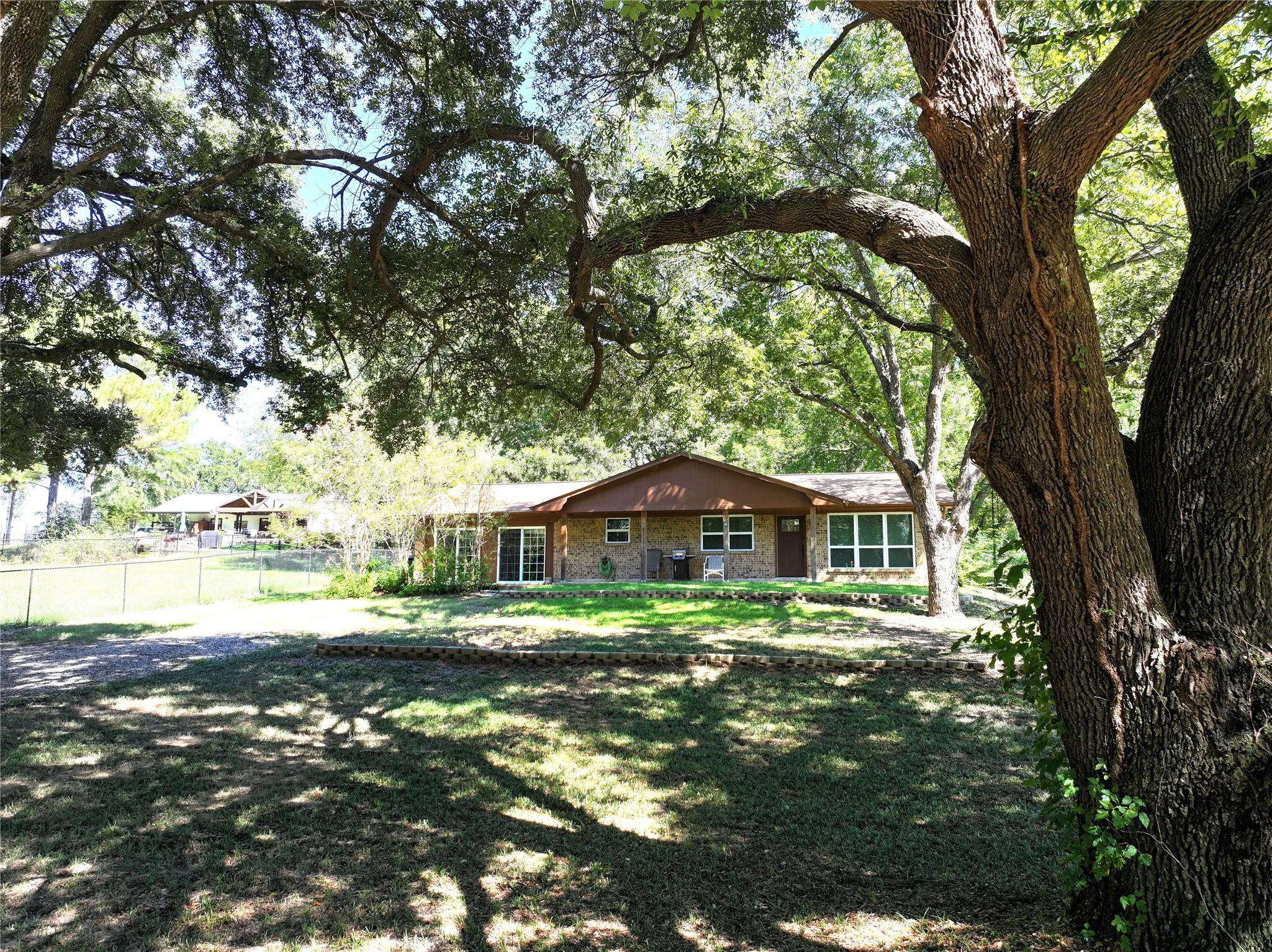Single Family Residence For Sale in Henderson County , 139 Vista Drive, Eustace, Texas 75124, 3 Bedroom, 2 Bathroom, Garage spaces, 1,740 Sqft, built in 1978, mls#21406848, Real Estate Agent in Eustace, Homes For Sale in Henderson county, Homes For Sale in Eustace, Realtor in Eustace Texas, Real Estate Brokerage Independent Realty Texas, Luminita Cordes Realtor