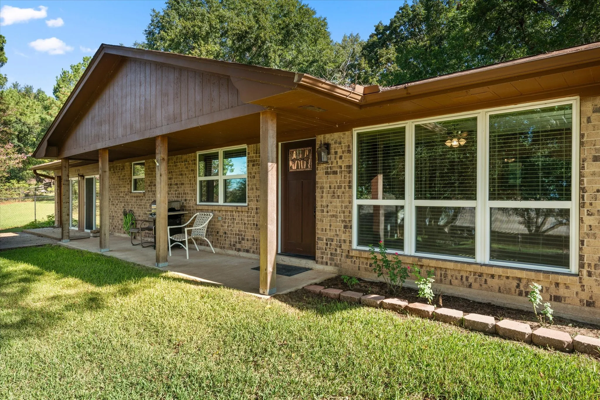 Single Family Residence For Sale in Henderson County , 139 Vista Drive, Eustace, Texas 75124, 3 Bedroom, 2 Bathroom, Garage spaces, 1,740 Sqft, built in 1978, mls#21406848, Real Estate Agent in Eustace, Homes For Sale in Henderson county, Homes For Sale in Eustace, Realtor in Eustace Texas, Real Estate Brokerage Independent Realty Texas, Luminita Cordes Realtor