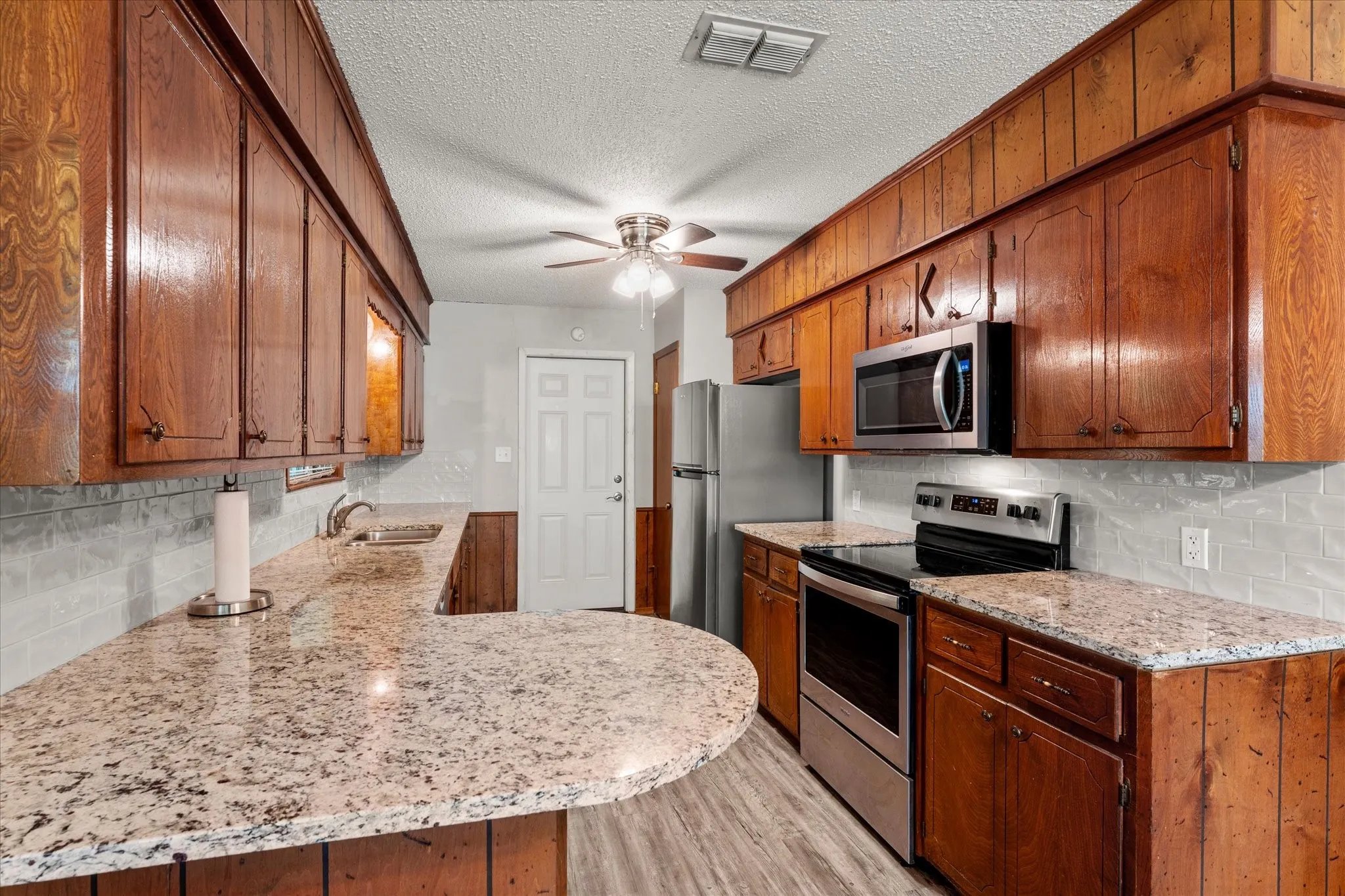 Single Family Residence For Sale in Henderson County , 139 Vista Drive, Eustace, Texas 75124, 3 Bedroom, 2 Bathroom, Garage spaces, 1,740 Sqft, built in 1978, mls#21406848, Real Estate Agent in Eustace, Homes For Sale in Henderson county, Homes For Sale in Eustace, Realtor in Eustace Texas, Real Estate Brokerage Independent Realty Texas, Luminita Cordes Realtor