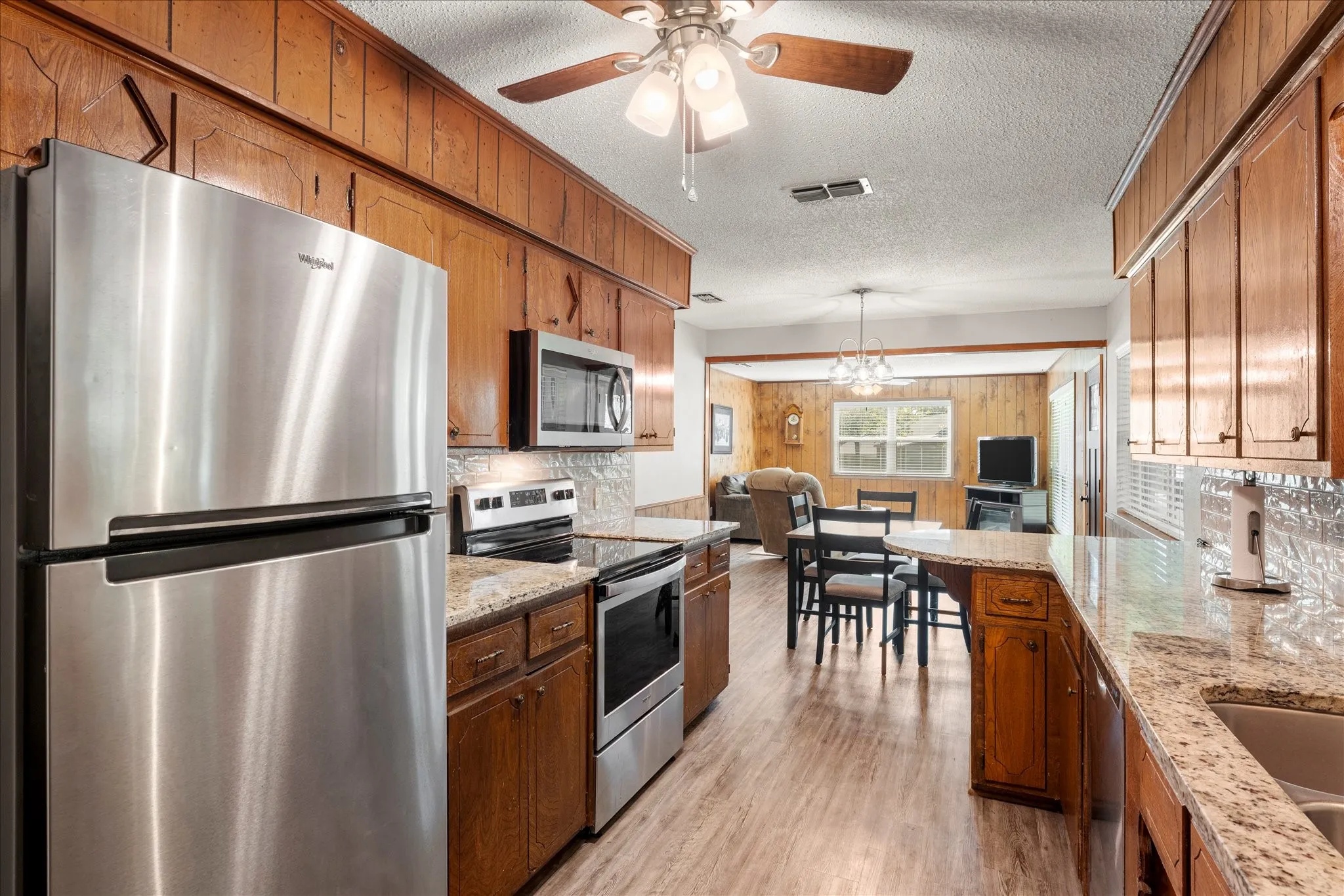 Single Family Residence For Sale in Henderson County , 139 Vista Drive, Eustace, Texas 75124, 3 Bedroom, 2 Bathroom, Garage spaces, 1,740 Sqft, built in 1978, mls#21406848, Real Estate Agent in Eustace, Homes For Sale in Henderson county, Homes For Sale in Eustace, Realtor in Eustace Texas, Real Estate Brokerage Independent Realty Texas, Luminita Cordes Realtor