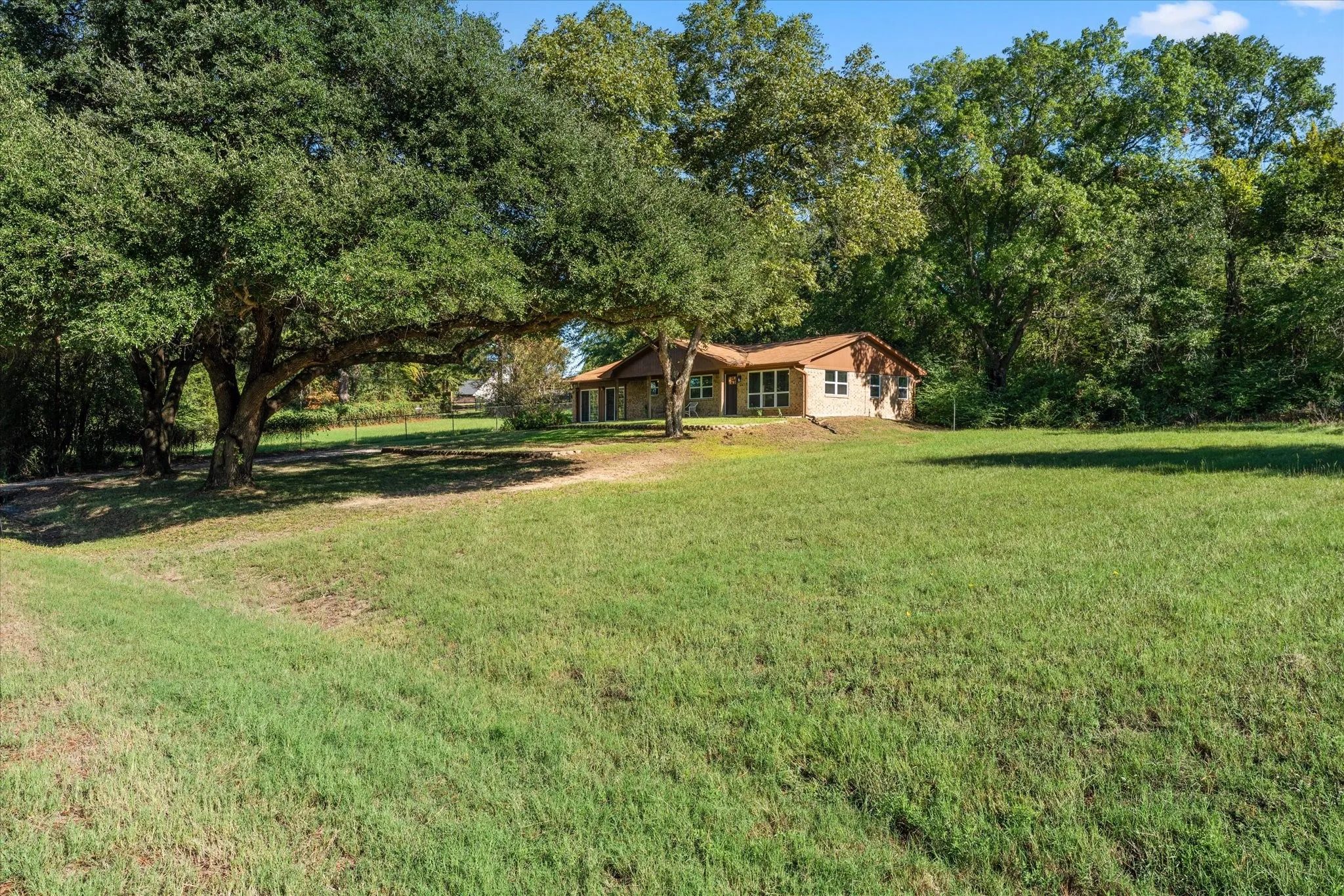 Single Family Residence For Sale in Henderson County , 139 Vista Drive, Eustace, Texas 75124, 3 Bedroom, 2 Bathroom, Garage spaces, 1,740 Sqft, built in 1978, mls#21406848, Real Estate Agent in Eustace, Homes For Sale in Henderson county, Homes For Sale in Eustace, Realtor in Eustace Texas, Real Estate Brokerage Independent Realty Texas, Luminita Cordes Realtor