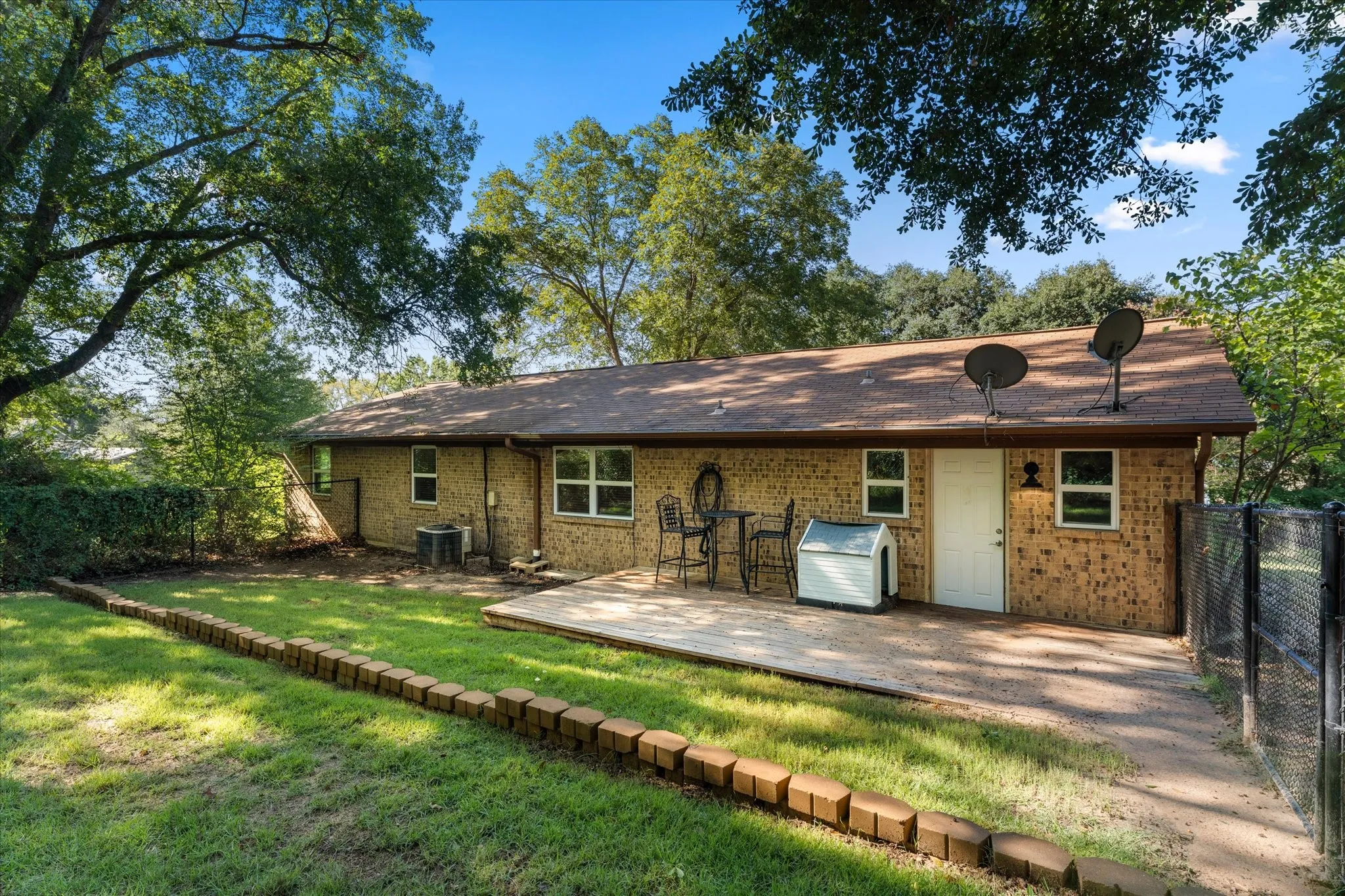 Single Family Residence For Sale in Henderson County , 139 Vista Drive, Eustace, Texas 75124, 3 Bedroom, 2 Bathroom, Garage spaces, 1,740 Sqft, built in 1978, mls#21406848, Real Estate Agent in Eustace, Homes For Sale in Henderson county, Homes For Sale in Eustace, Realtor in Eustace Texas, Real Estate Brokerage Independent Realty Texas, Luminita Cordes Realtor