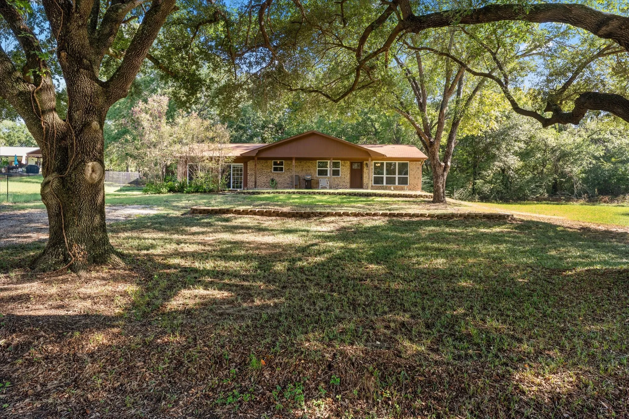 Single Family Residence For Sale in Henderson County , 139 Vista Drive, Eustace, Texas 75124, 3 Bedroom, 2 Bathroom, Garage spaces, 1,740 Sqft, built in 1978, mls#21406848, Real Estate Agent in Eustace, Homes For Sale in Henderson county, Homes For Sale in Eustace, Realtor in Eustace Texas, Real Estate Brokerage Independent Realty Texas, Luminita Cordes Realtor
