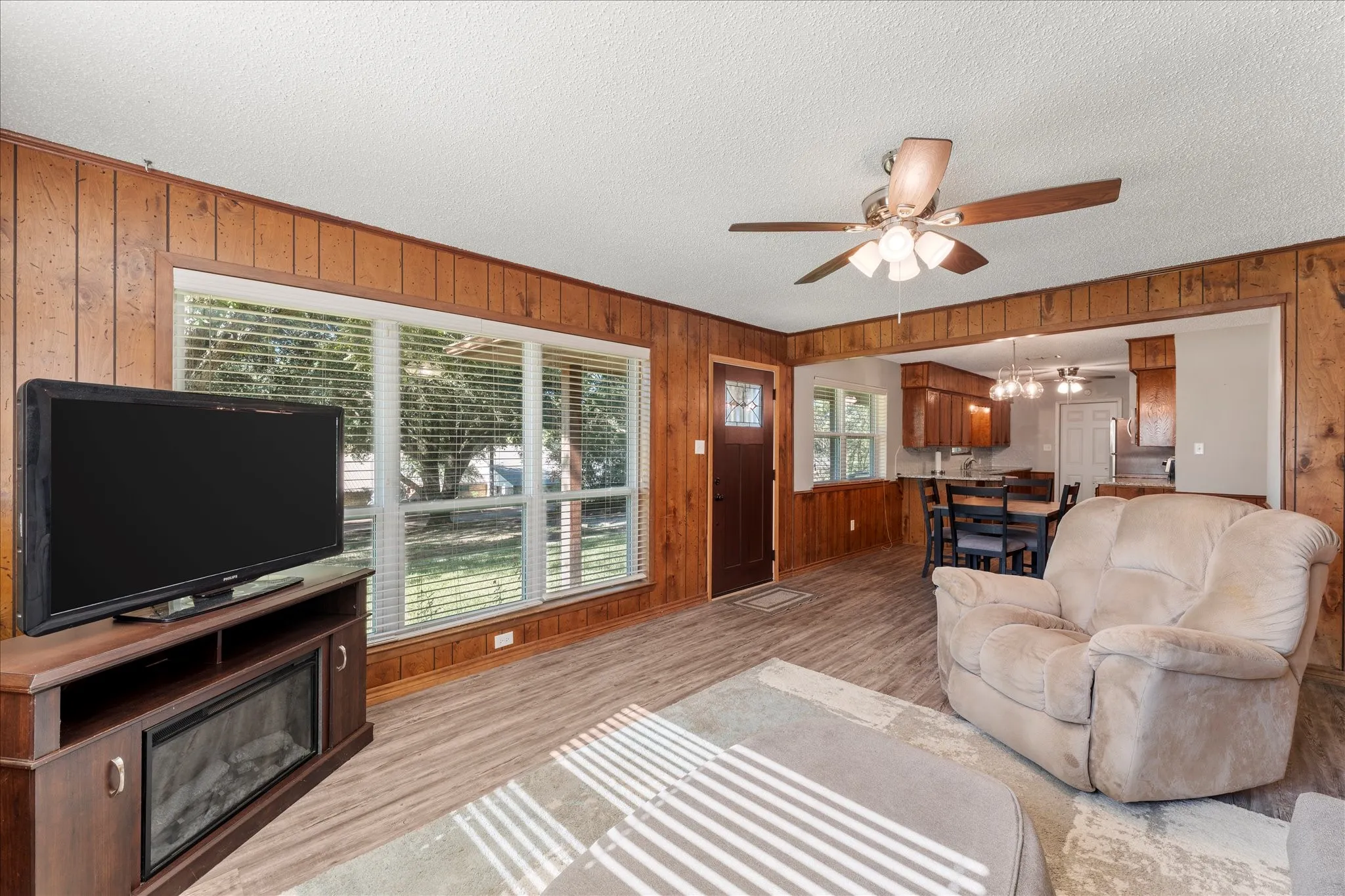 Single Family Residence For Sale in Henderson County , 139 Vista Drive, Eustace, Texas 75124, 3 Bedroom, 2 Bathroom, Garage spaces, 1,740 Sqft, built in 1978, mls#21406848, Real Estate Agent in Eustace, Homes For Sale in Henderson county, Homes For Sale in Eustace, Realtor in Eustace Texas, Real Estate Brokerage Independent Realty Texas, Luminita Cordes Realtor