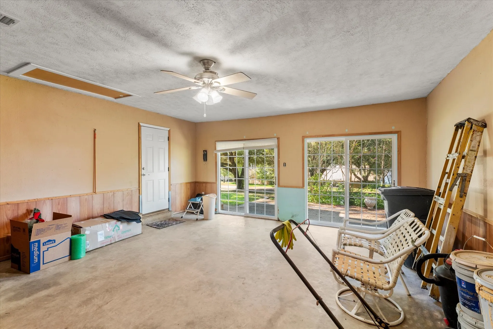 Single Family Residence For Sale in Henderson County , 139 Vista Drive, Eustace, Texas 75124, 3 Bedroom, 2 Bathroom, Garage spaces, 1,740 Sqft, built in 1978, mls#21406848, Real Estate Agent in Eustace, Homes For Sale in Henderson county, Homes For Sale in Eustace, Realtor in Eustace Texas, Real Estate Brokerage Independent Realty Texas, Luminita Cordes Realtor