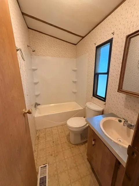Single Family Residence For Sale in Henderson County , 9391 County Road 2514, Eustace, Texas 75124, 3 Bedroom, 2 Bathroom, Garage spaces, 1,216 Sqft, built in 1987, mls#21406851, Real Estate Agent in Eustace, Homes For Sale in Henderson county, Homes For Sale in Eustace, Realtor in Eustace Texas, Real Estate Brokerage Independent Realty Texas, Luminita Cordes Realtor