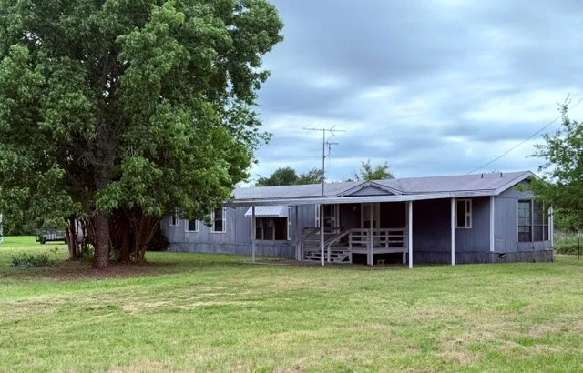 Single Family Residence For Sale in Henderson County , 9391 County Road 2514, Eustace, Texas 75124, 3 Bedroom, 2 Bathroom, Garage spaces, 1,216 Sqft, built in 1987, mls#21406851, Real Estate Agent in Eustace, Homes For Sale in Henderson county, Homes For Sale in Eustace, Realtor in Eustace Texas, Real Estate Brokerage Independent Realty Texas, Luminita Cordes Realtor