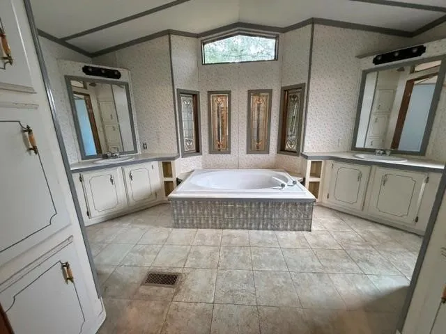 Single Family Residence For Sale in Henderson County , 9391 County Road 2514, Eustace, Texas 75124, 3 Bedroom, 2 Bathroom, Garage spaces, 1,216 Sqft, built in 1987, mls#21406851, Real Estate Agent in Eustace, Homes For Sale in Henderson county, Homes For Sale in Eustace, Realtor in Eustace Texas, Real Estate Brokerage Independent Realty Texas, Luminita Cordes Realtor