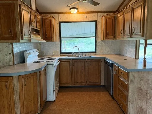 Single Family Residence For Sale in Henderson County , 9391 County Road 2514, Eustace, Texas 75124, 3 Bedroom, 2 Bathroom, Garage spaces, 1,216 Sqft, built in 1987, mls#21406851, Real Estate Agent in Eustace, Homes For Sale in Henderson county, Homes For Sale in Eustace, Realtor in Eustace Texas, Real Estate Brokerage Independent Realty Texas, Luminita Cordes Realtor