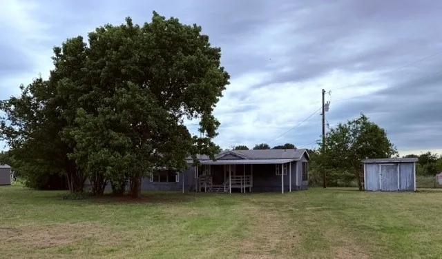 Single Family Residence For Sale in Henderson County , 9391 County Road 2514, Eustace, Texas 75124, 3 Bedroom, 2 Bathroom, Garage spaces, 1,216 Sqft, built in 1987, mls#21406851, Real Estate Agent in Eustace, Homes For Sale in Henderson county, Homes For Sale in Eustace, Realtor in Eustace Texas, Real Estate Brokerage Independent Realty Texas, Luminita Cordes Realtor