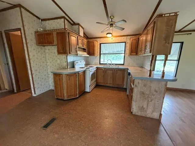 Single Family Residence For Sale in Henderson County , 9391 County Road 2514, Eustace, Texas 75124, 3 Bedroom, 2 Bathroom, Garage spaces, 1,216 Sqft, built in 1987, mls#21406851, Real Estate Agent in Eustace, Homes For Sale in Henderson county, Homes For Sale in Eustace, Realtor in Eustace Texas, Real Estate Brokerage Independent Realty Texas, Luminita Cordes Realtor