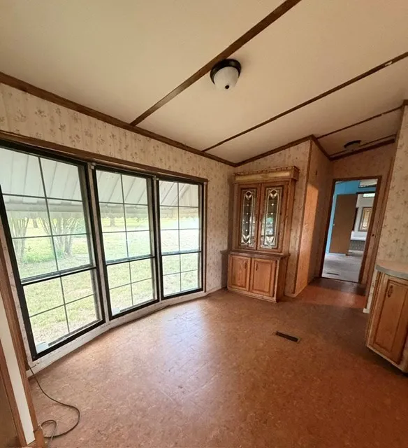 Single Family Residence For Sale in Henderson County , 9391 County Road 2514, Eustace, Texas 75124, 3 Bedroom, 2 Bathroom, Garage spaces, 1,216 Sqft, built in 1987, mls#21406851, Real Estate Agent in Eustace, Homes For Sale in Henderson county, Homes For Sale in Eustace, Realtor in Eustace Texas, Real Estate Brokerage Independent Realty Texas, Luminita Cordes Realtor