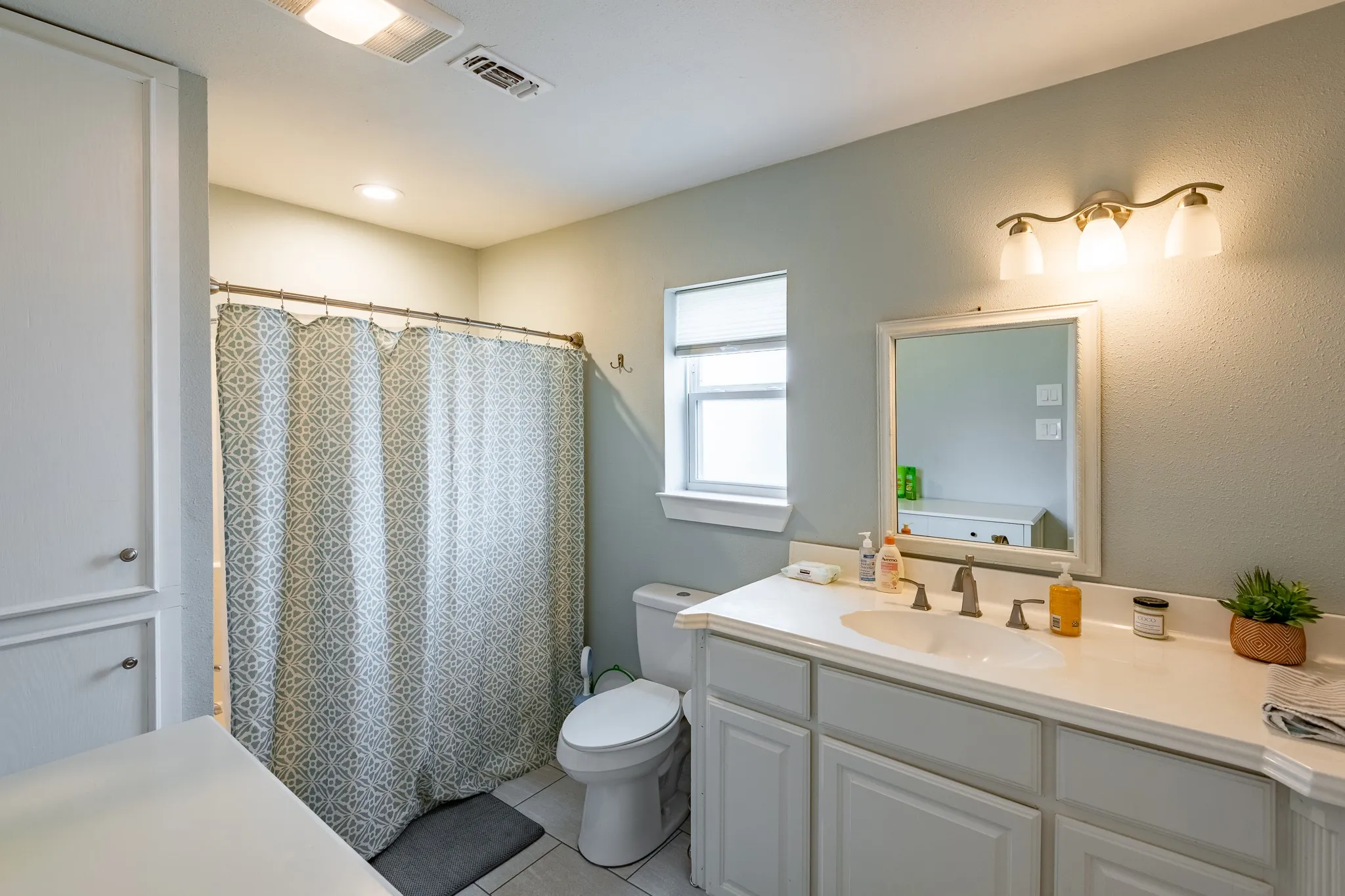 Single Family Residence For Sale in Denton County , 106 Joyce Drive, Argyle, Texas 76226, 5 Bedroom, 4 Bathroom, 2 Garage spaces, 2,872 Sqft, built in 1980, mls#21393796, Real Estate Agent in Argyle, Homes For Sale in Denton county, Homes For Sale in Argyle, Realtor in Argyle Texas, Real Estate Brokerage Independent Realty Texas, Luminita Cordes Realtor
