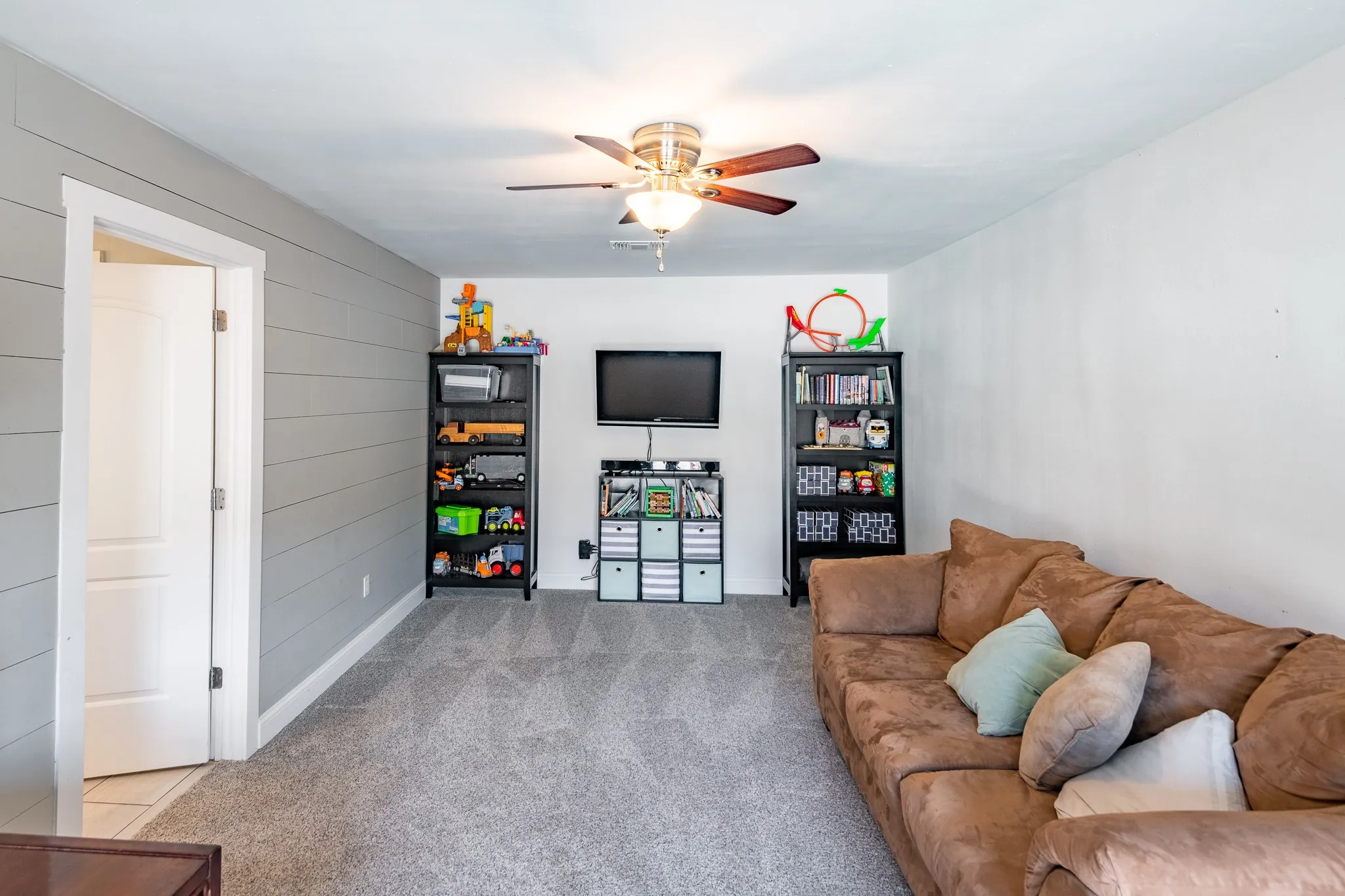 Single Family Residence For Sale in Denton County , 106 Joyce Drive, Argyle, Texas 76226, 5 Bedroom, 4 Bathroom, 2 Garage spaces, 2,872 Sqft, built in 1980, mls#21393796, Real Estate Agent in Argyle, Homes For Sale in Denton county, Homes For Sale in Argyle, Realtor in Argyle Texas, Real Estate Brokerage Independent Realty Texas, Luminita Cordes Realtor