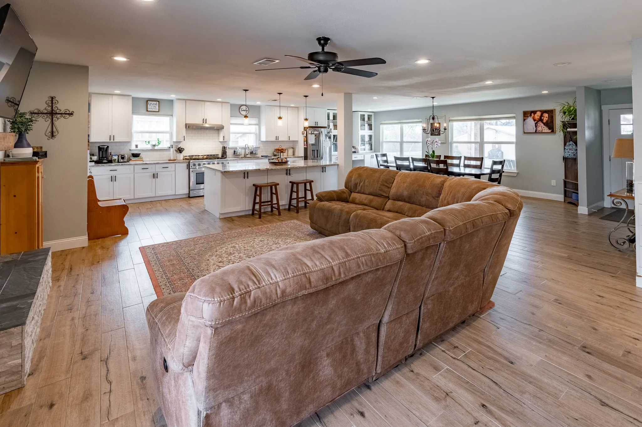 Single Family Residence For Sale in Denton County , 106 Joyce Drive, Argyle, Texas 76226, 5 Bedroom, 4 Bathroom, 2 Garage spaces, 2,872 Sqft, built in 1980, mls#21393796, Real Estate Agent in Argyle, Homes For Sale in Denton county, Homes For Sale in Argyle, Realtor in Argyle Texas, Real Estate Brokerage Independent Realty Texas, Luminita Cordes Realtor