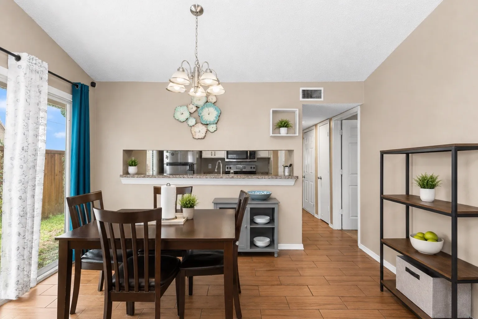 Single Family Residence For Sale in Dallas County , 10319 Waterbury Drive, Dallas, Texas 75217, 3 Bedroom, 1 Bathroom, 1 Garage spaces, 1,037 Sqft, built in 1983, mls#21403317, Real Estate Agent in Dallas, Homes For Sale in Dallas county, Homes For Sale in Dallas, Realtor in Dallas Texas, Real Estate Brokerage Independent Realty Texas, Luminita Cordes Realtor