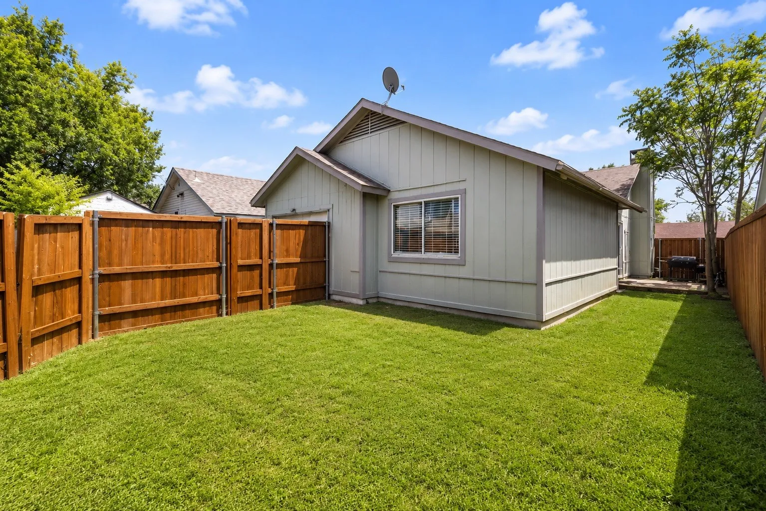 Single Family Residence For Sale in Dallas County , 10319 Waterbury Drive, Dallas, Texas 75217, 3 Bedroom, 1 Bathroom, 1 Garage spaces, 1,037 Sqft, built in 1983, mls#21403317, Real Estate Agent in Dallas, Homes For Sale in Dallas county, Homes For Sale in Dallas, Realtor in Dallas Texas, Real Estate Brokerage Independent Realty Texas, Luminita Cordes Realtor