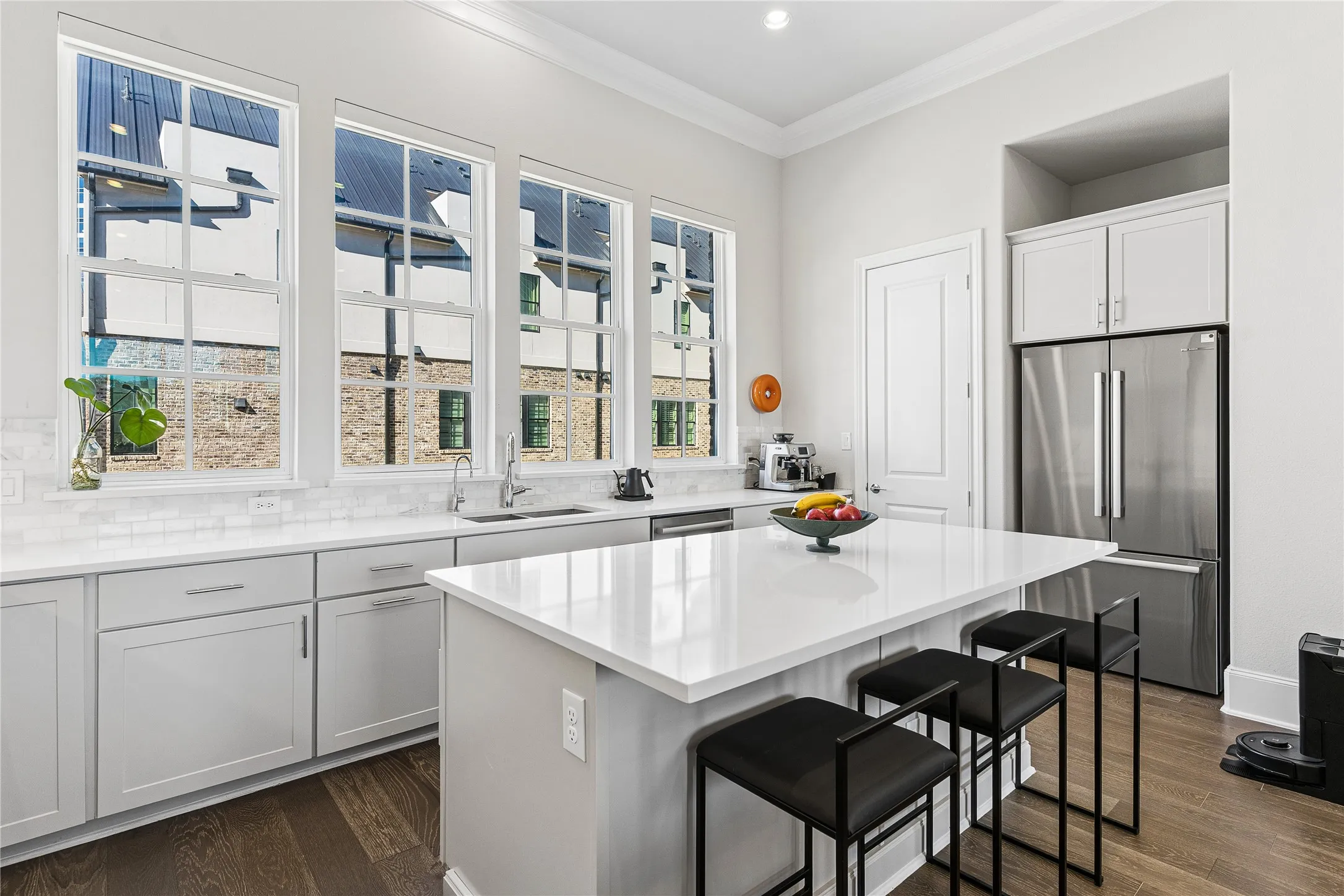 Quartz surfaces, timeline tile backsplash and Bosh appliances.