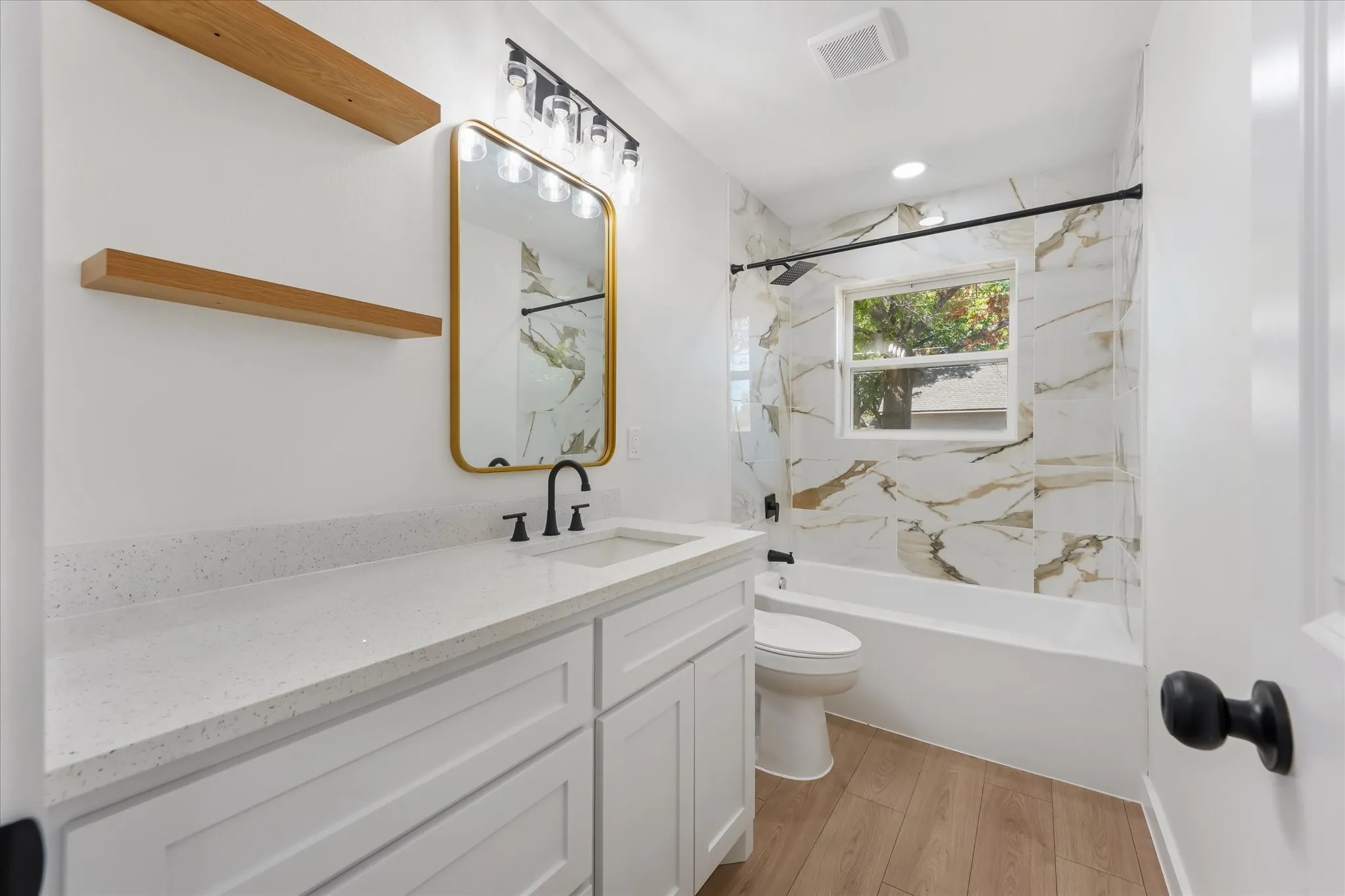 Single Family Residence For Sale in Dallas County , 3635 Emerald Drive, Mesquite, Texas 75150, 3 Bedroom, 2 Bathroom, 1 Garage spaces, 1,164 Sqft, built in 1962, mls#21402148, Real Estate Agent in Mesquite, Homes For Sale in Dallas county, Homes For Sale in Mesquite, Realtor in Mesquite Texas, Real Estate Brokerage Independent Realty Texas, Luminita Cordes Realtor