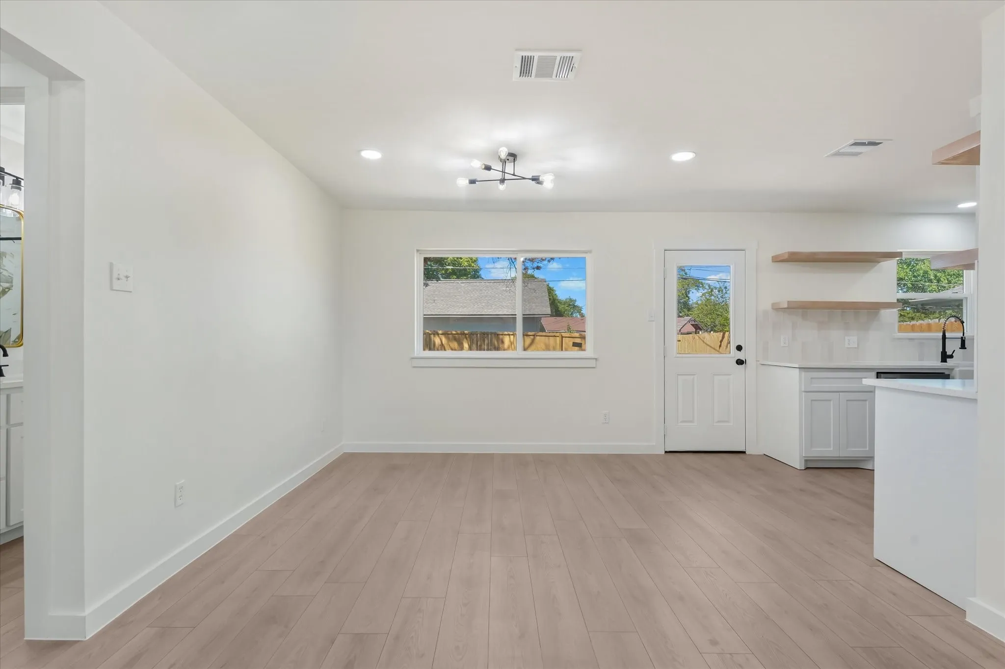 Single Family Residence For Sale in Dallas County , 3635 Emerald Drive, Mesquite, Texas 75150, 3 Bedroom, 2 Bathroom, 1 Garage spaces, 1,164 Sqft, built in 1962, mls#21402148, Real Estate Agent in Mesquite, Homes For Sale in Dallas county, Homes For Sale in Mesquite, Realtor in Mesquite Texas, Real Estate Brokerage Independent Realty Texas, Luminita Cordes Realtor
