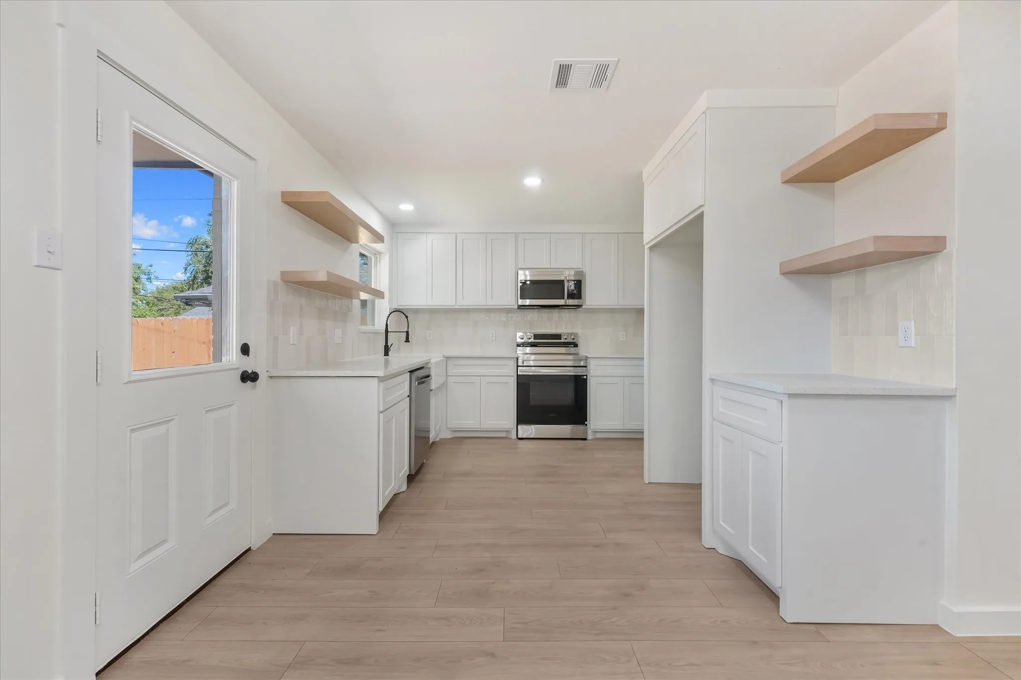 Single Family Residence For Sale in Dallas County , 3635 Emerald Drive, Mesquite, Texas 75150, 3 Bedroom, 2 Bathroom, 1 Garage spaces, 1,164 Sqft, built in 1962, mls#21402148, Real Estate Agent in Mesquite, Homes For Sale in Dallas county, Homes For Sale in Mesquite, Realtor in Mesquite Texas, Real Estate Brokerage Independent Realty Texas, Luminita Cordes Realtor