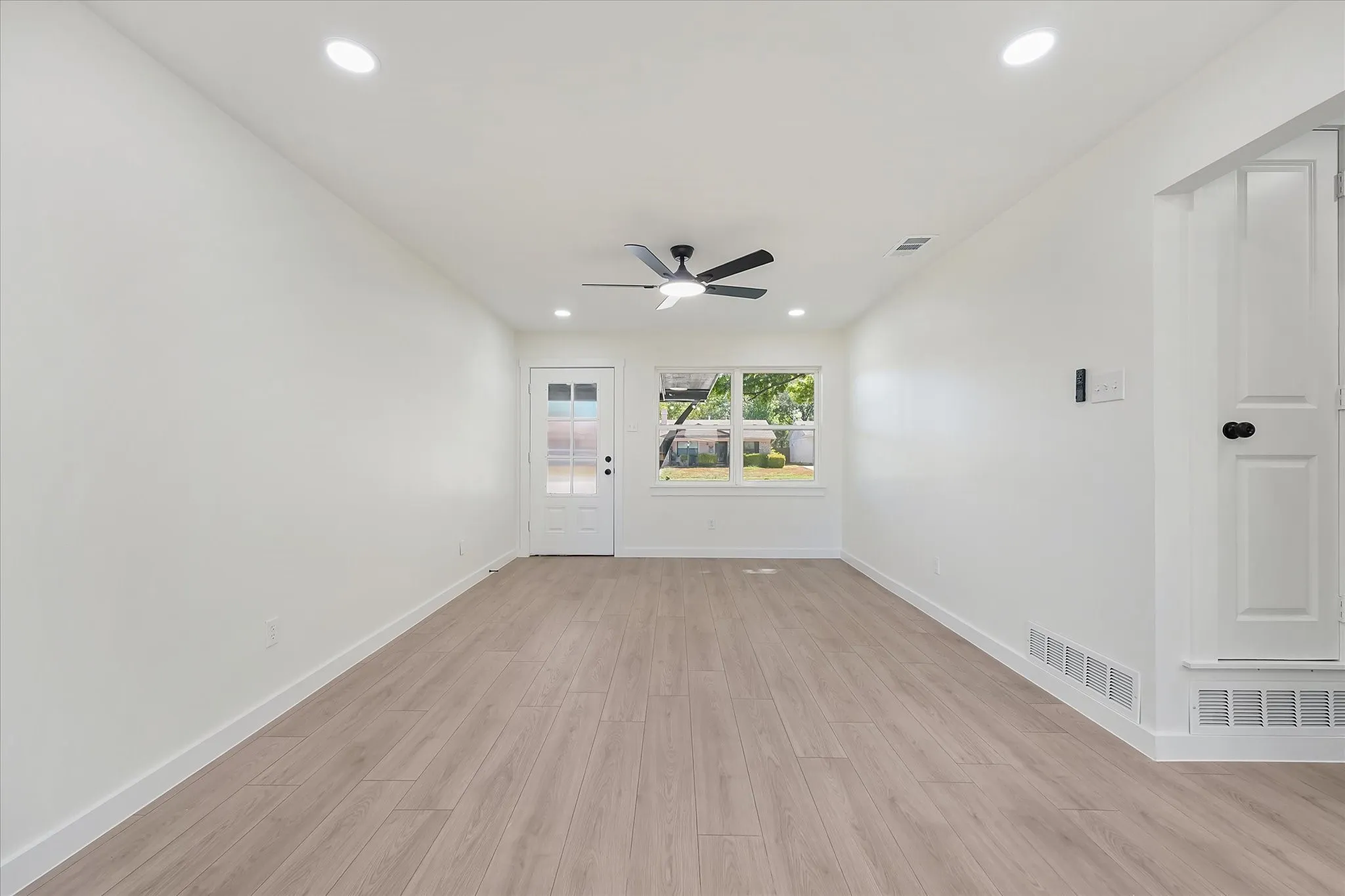 Single Family Residence For Sale in Dallas County , 3635 Emerald Drive, Mesquite, Texas 75150, 3 Bedroom, 2 Bathroom, 1 Garage spaces, 1,164 Sqft, built in 1962, mls#21402148, Real Estate Agent in Mesquite, Homes For Sale in Dallas county, Homes For Sale in Mesquite, Realtor in Mesquite Texas, Real Estate Brokerage Independent Realty Texas, Luminita Cordes Realtor