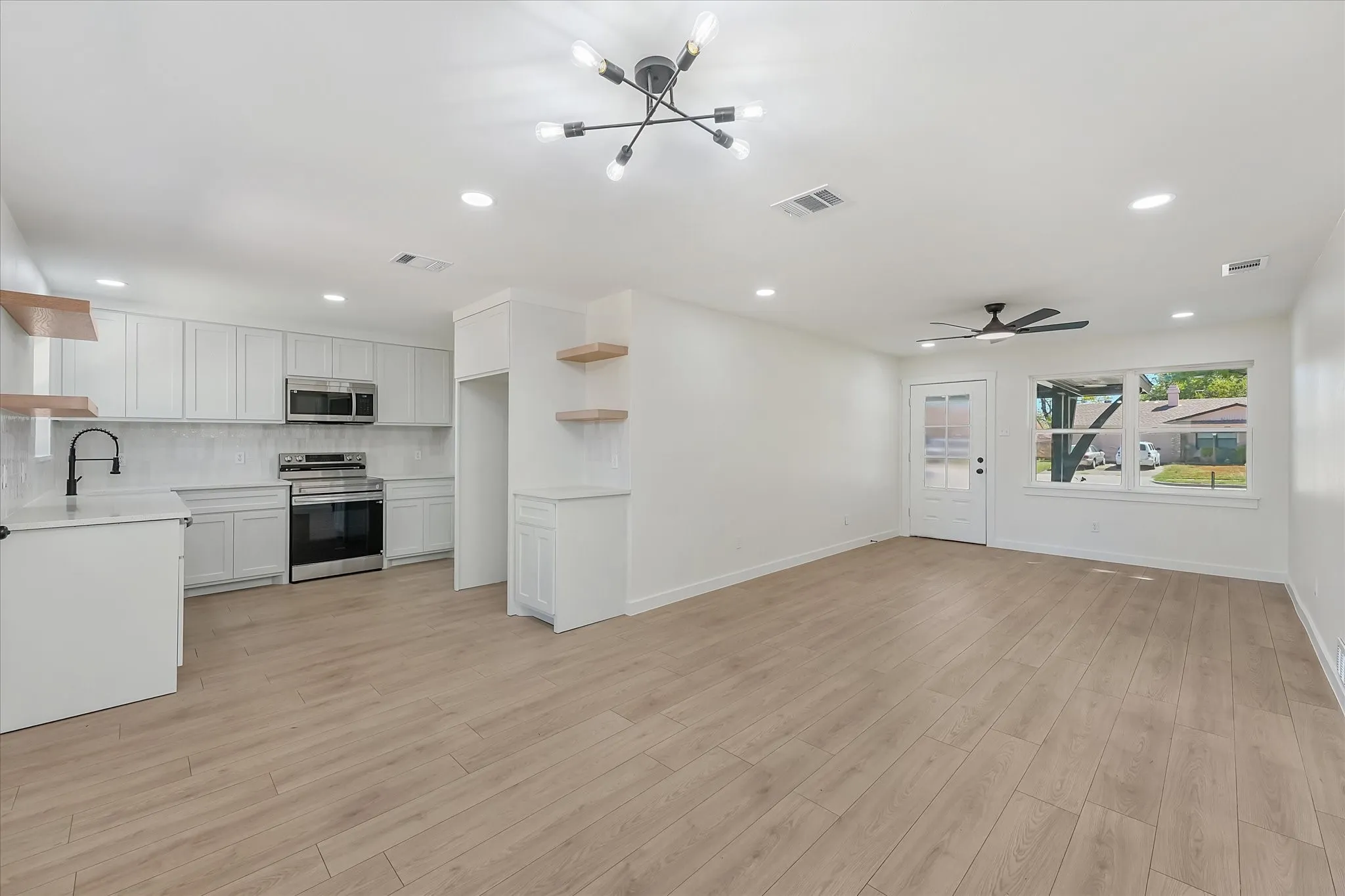 Single Family Residence For Sale in Dallas County , 3635 Emerald Drive, Mesquite, Texas 75150, 3 Bedroom, 2 Bathroom, 1 Garage spaces, 1,164 Sqft, built in 1962, mls#21402148, Real Estate Agent in Mesquite, Homes For Sale in Dallas county, Homes For Sale in Mesquite, Realtor in Mesquite Texas, Real Estate Brokerage Independent Realty Texas, Luminita Cordes Realtor