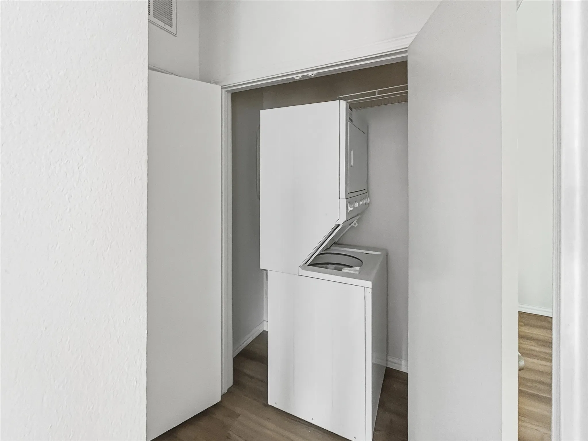 Condominium For Sale in Dallas County , 7126 Holly Hill Drive 304, Dallas, Texas 75231, 1 Bedroom, 1 Bathroom, Garage spaces, 647 Sqft, built in 1983, mls#21401393, Real Estate Agent in Dallas, Homes For Sale in Dallas county, Homes For Sale in Dallas, Realtor in Dallas Texas, Real Estate Brokerage Independent Realty Texas, Luminita Cordes Realtor