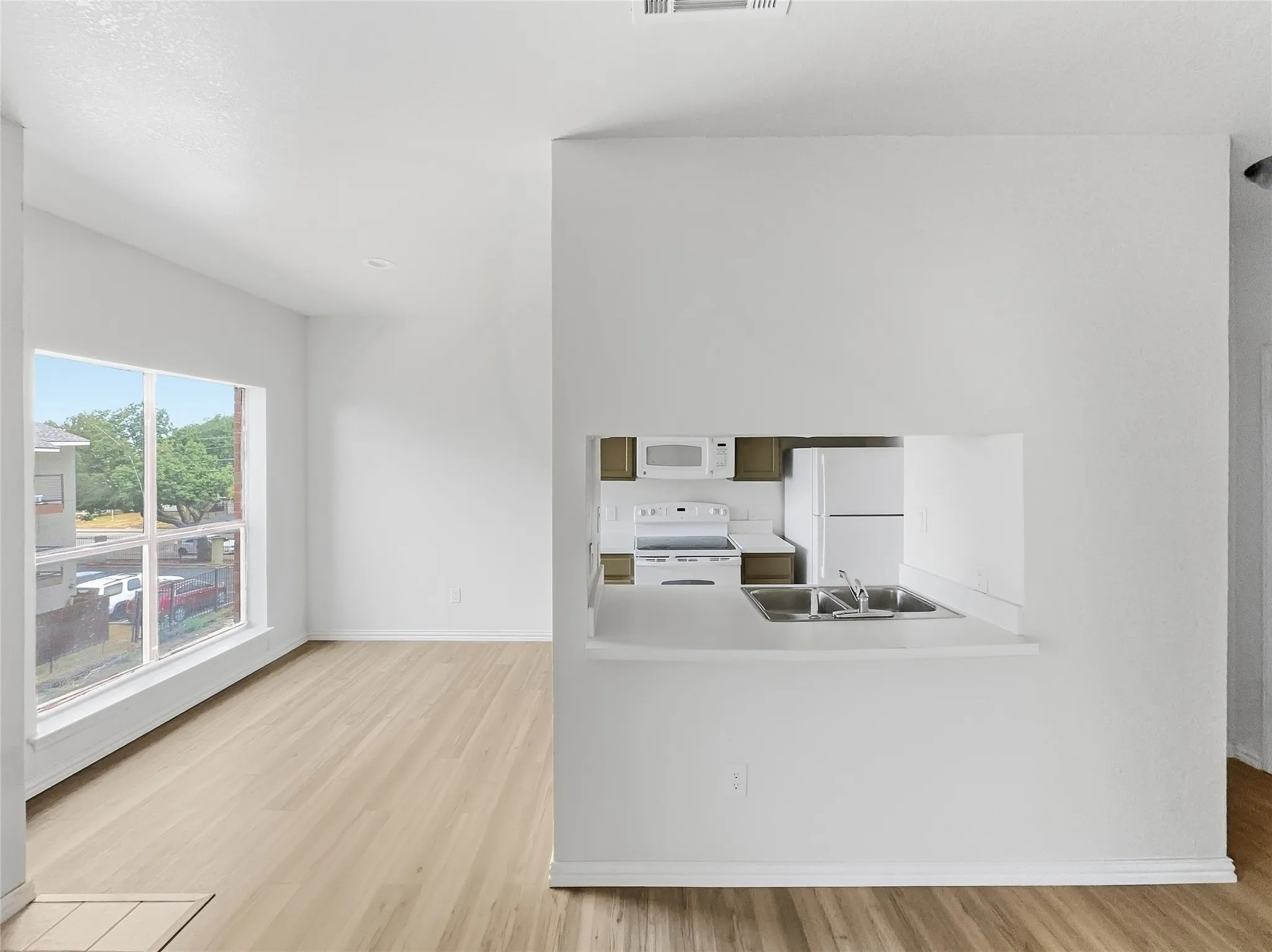 Condominium For Sale in Dallas County , 7126 Holly Hill Drive 304, Dallas, Texas 75231, 1 Bedroom, 1 Bathroom, Garage spaces, 647 Sqft, built in 1983, mls#21401393, Real Estate Agent in Dallas, Homes For Sale in Dallas county, Homes For Sale in Dallas, Realtor in Dallas Texas, Real Estate Brokerage Independent Realty Texas, Luminita Cordes Realtor