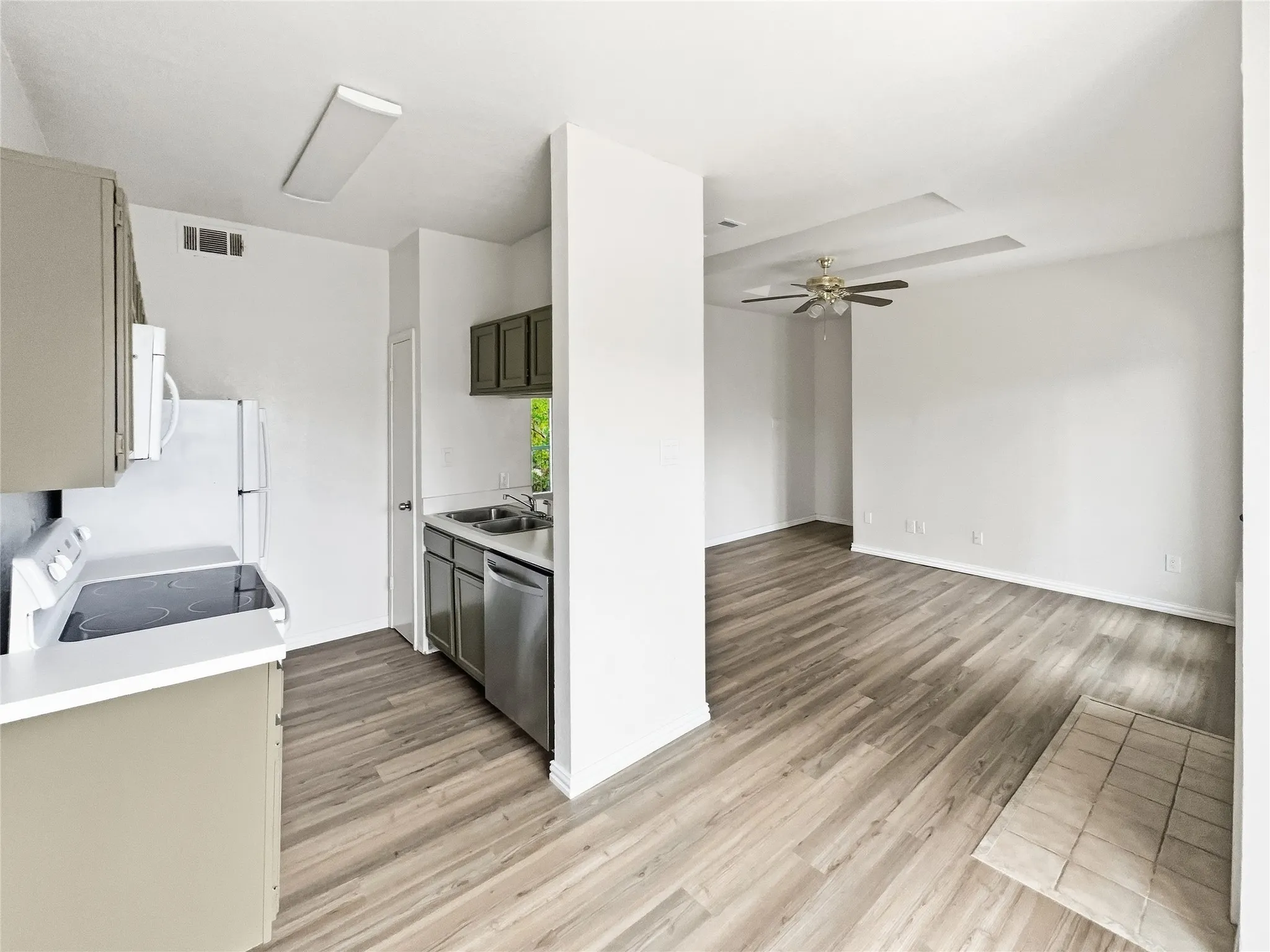 Condominium For Sale in Dallas County , 7126 Holly Hill Drive 304, Dallas, Texas 75231, 1 Bedroom, 1 Bathroom, Garage spaces, 647 Sqft, built in 1983, mls#21401393, Real Estate Agent in Dallas, Homes For Sale in Dallas county, Homes For Sale in Dallas, Realtor in Dallas Texas, Real Estate Brokerage Independent Realty Texas, Luminita Cordes Realtor