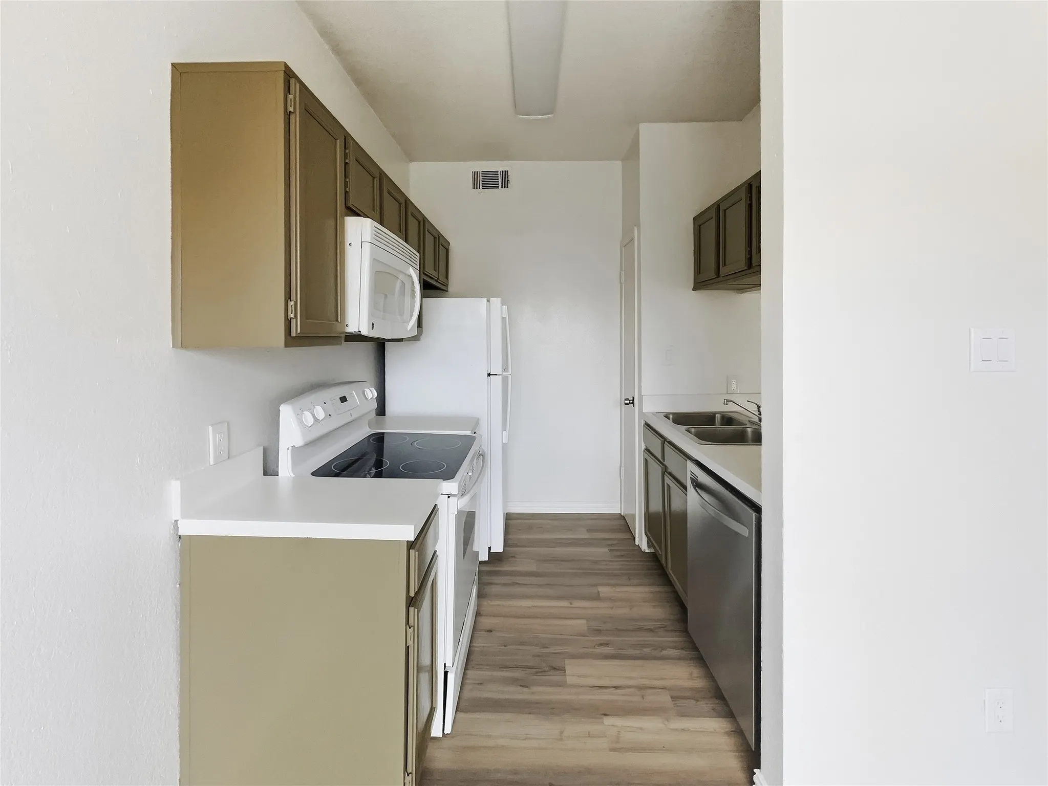 Condominium For Sale in Dallas County , 7126 Holly Hill Drive 304, Dallas, Texas 75231, 1 Bedroom, 1 Bathroom, Garage spaces, 647 Sqft, built in 1983, mls#21401393, Real Estate Agent in Dallas, Homes For Sale in Dallas county, Homes For Sale in Dallas, Realtor in Dallas Texas, Real Estate Brokerage Independent Realty Texas, Luminita Cordes Realtor