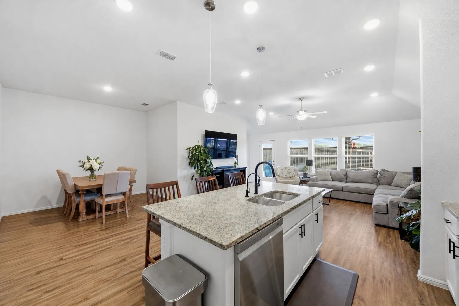 Single Family Residence For Sale in Collin County , 2208 Maplewood Drive, Melissa, Texas 75454, 3 Bedroom, 2 Bathroom, 2 Garage spaces, 1,941 Sqft, built in 2020, mls#21403799, Real Estate Agent in Melissa, Homes For Sale in Collin county, Homes For Sale in Melissa, Realtor in Melissa Texas, Real Estate Brokerage Independent Realty Texas, Luminita Cordes Realtor