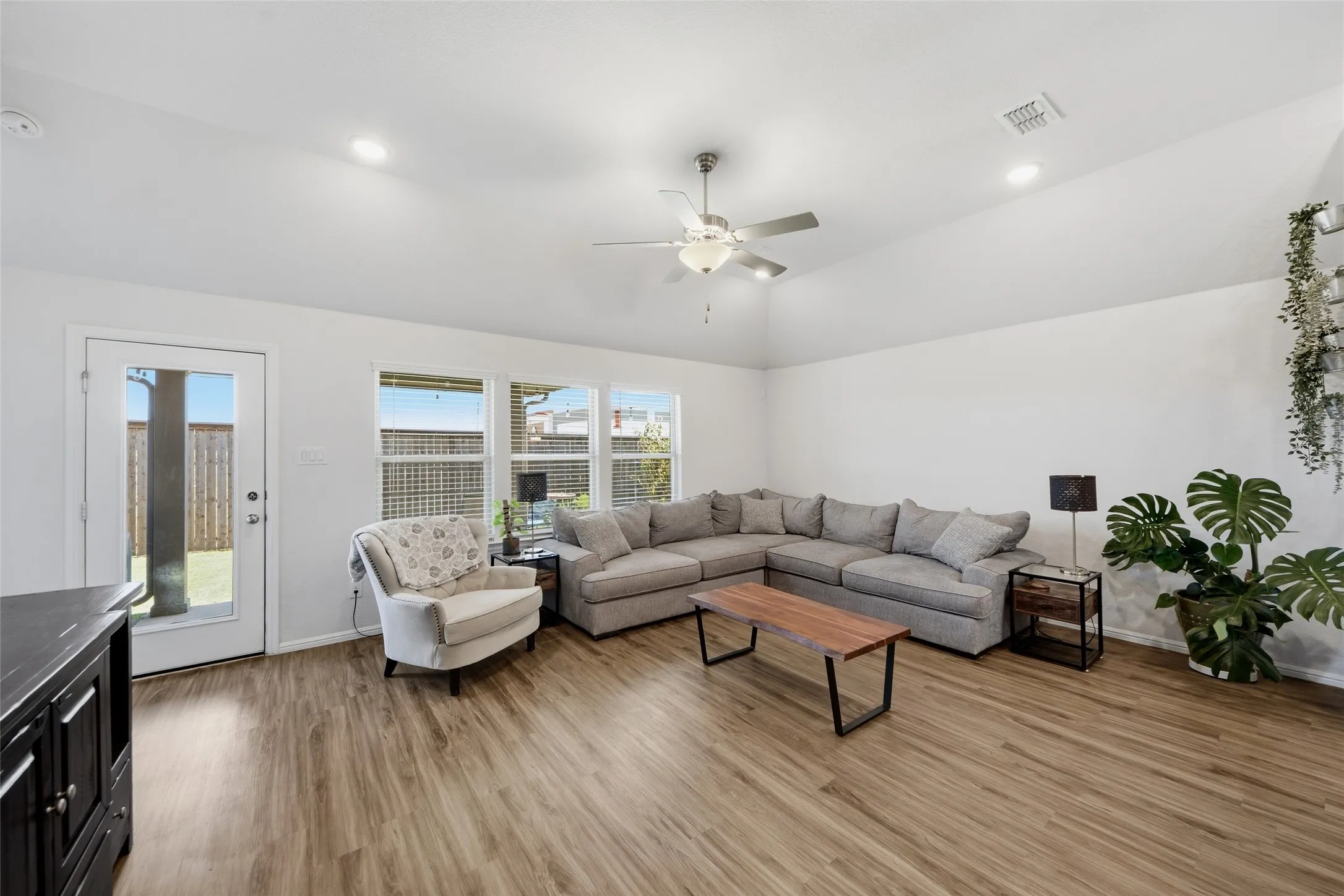 Single Family Residence For Sale in Collin County , 2208 Maplewood Drive, Melissa, Texas 75454, 3 Bedroom, 2 Bathroom, 2 Garage spaces, 1,941 Sqft, built in 2020, mls#21403799, Real Estate Agent in Melissa, Homes For Sale in Collin county, Homes For Sale in Melissa, Realtor in Melissa Texas, Real Estate Brokerage Independent Realty Texas, Luminita Cordes Realtor
