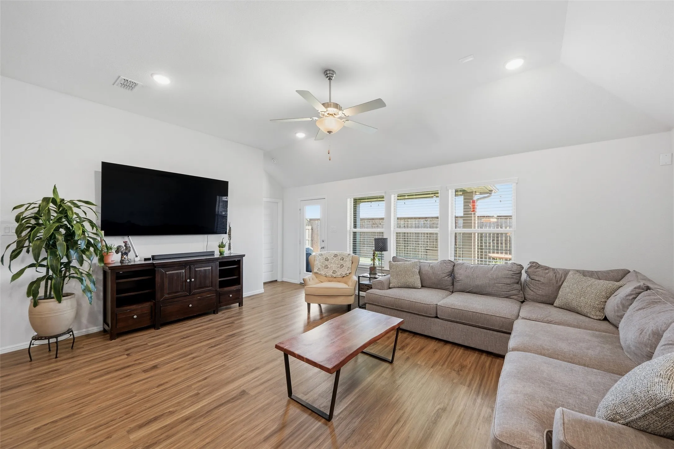 Single Family Residence For Sale in Collin County , 2208 Maplewood Drive, Melissa, Texas 75454, 3 Bedroom, 2 Bathroom, 2 Garage spaces, 1,941 Sqft, built in 2020, mls#21403799, Real Estate Agent in Melissa, Homes For Sale in Collin county, Homes For Sale in Melissa, Realtor in Melissa Texas, Real Estate Brokerage Independent Realty Texas, Luminita Cordes Realtor