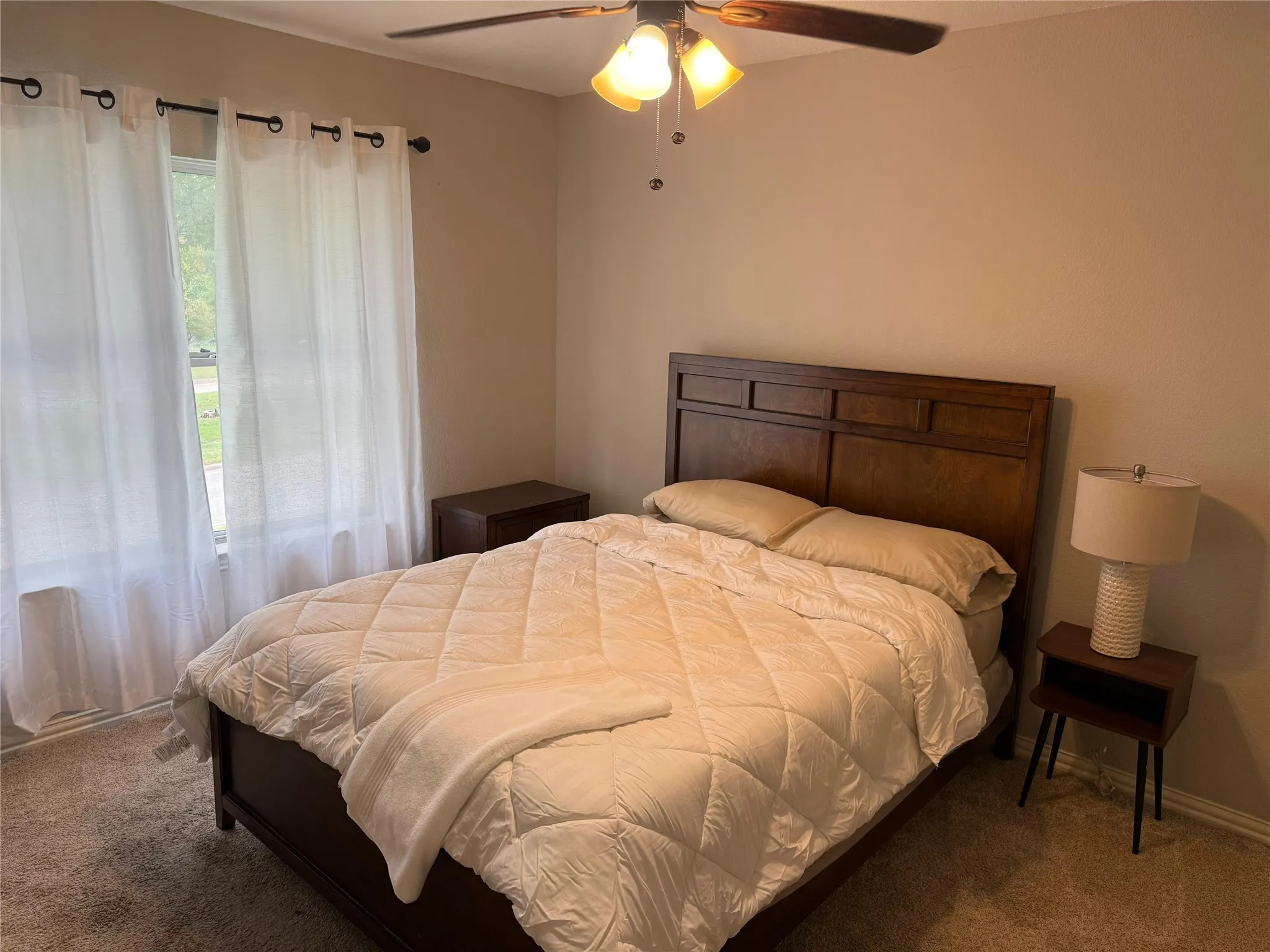 Ceiling fan with integrated lighting