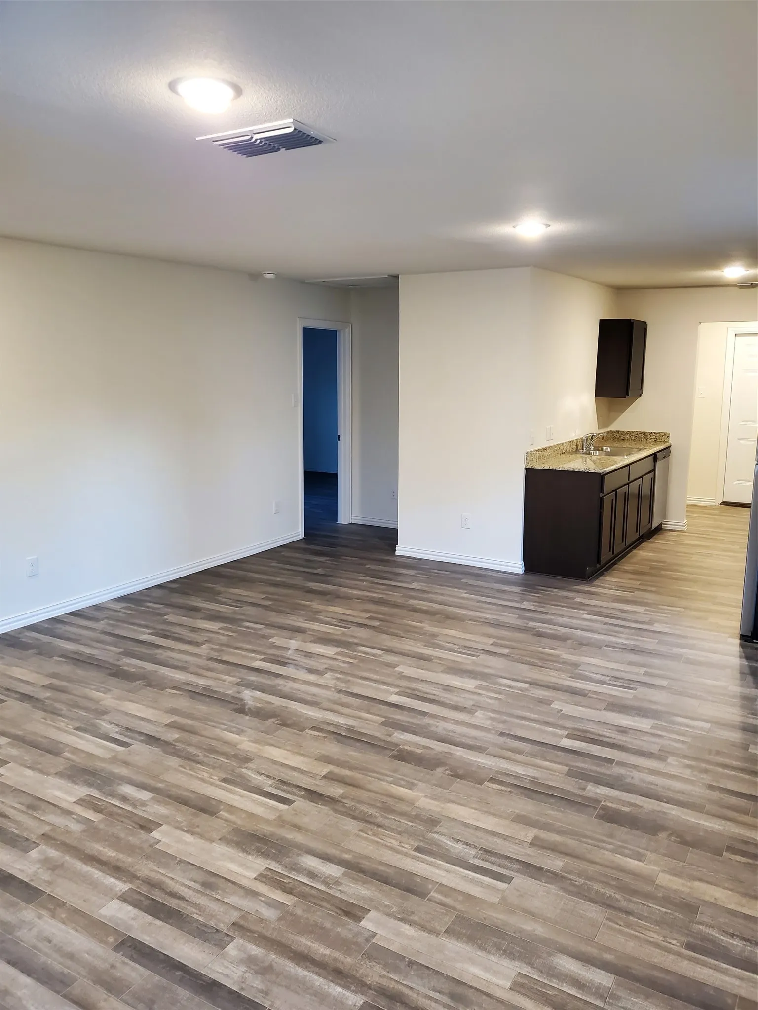 Single Family Residence For Rent in Fannin County , 201 S 2nd Street, Bonham, Texas 75418, 3 Bedroom, 2 Bathroom, Garage spaces, 1,080 Sqft, built in 2021, mls#21406435, Real Estate Agent in Bonham, Homes For Rent in Fannin county, Homes For Rent in Bonham, Realtor in Bonham Texas, Real Estate Brokerage Independent Realty Texas, Luminita Cordes Realtor