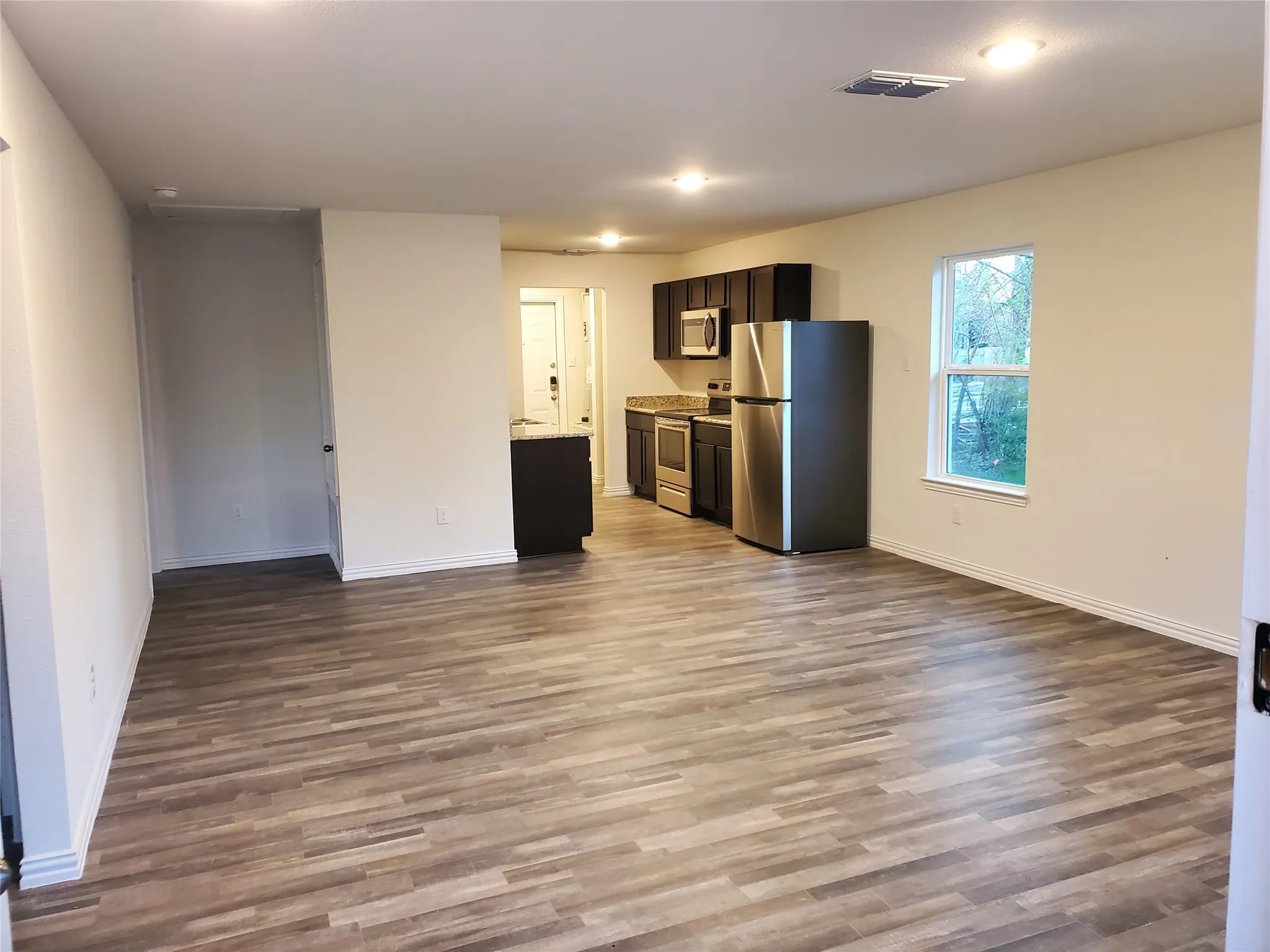 Single Family Residence For Rent in Fannin County , 201 S 2nd Street, Bonham, Texas 75418, 3 Bedroom, 2 Bathroom, Garage spaces, 1,080 Sqft, built in 2021, mls#21406435, Real Estate Agent in Bonham, Homes For Rent in Fannin county, Homes For Rent in Bonham, Realtor in Bonham Texas, Real Estate Brokerage Independent Realty Texas, Luminita Cordes Realtor
