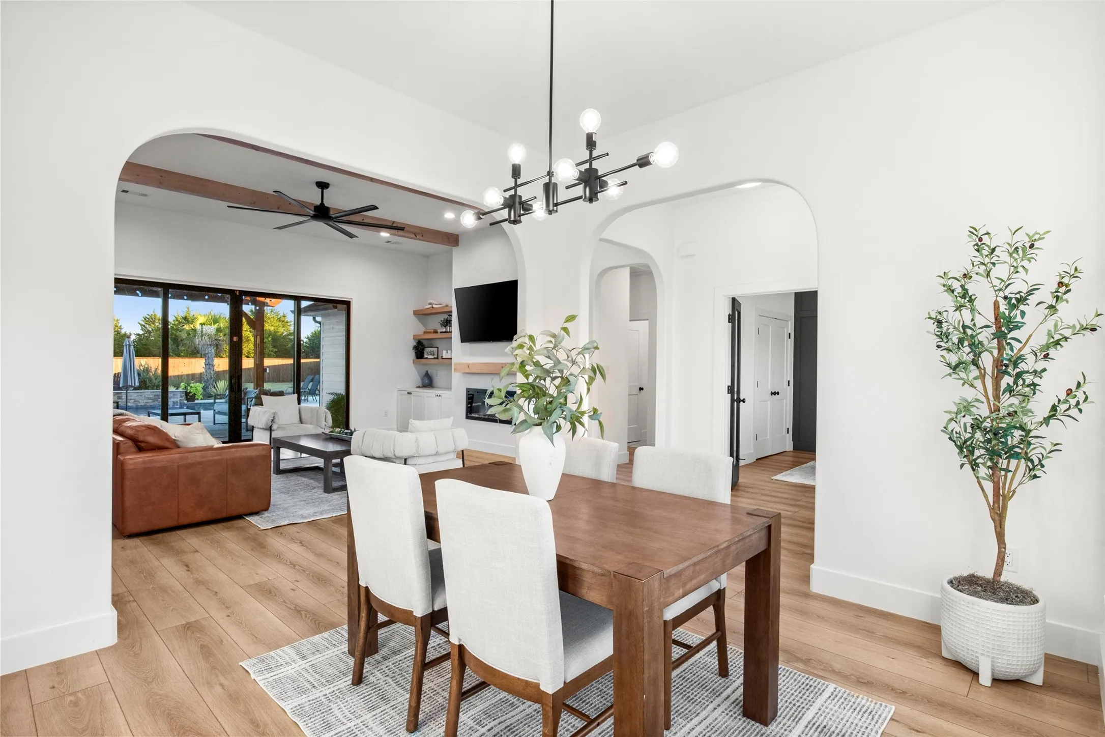 Single Family Residence For Sale in Ellis County , 1220 Lynn Way, Waxahachie, Texas 75165, 3 Bedroom, 2 Bathroom, Garage spaces, 2,404 Sqft, built in 2019, mls#21406178, Real Estate Agent in Waxahachie, Homes For Sale in Ellis county, Homes For Sale in Waxahachie, Realtor in Waxahachie Texas, Real Estate Brokerage Independent Realty Texas, Luminita Cordes Realtor