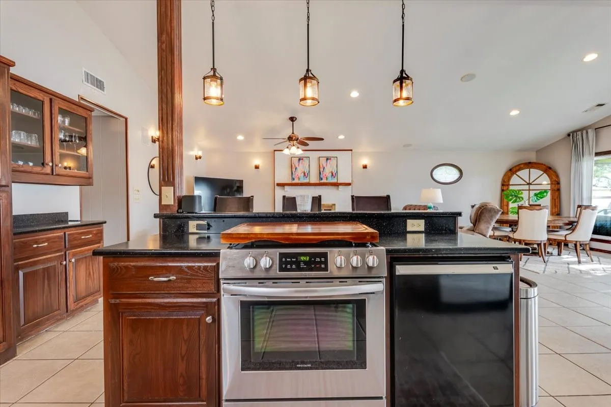 Single Family Residence For Sale in Palo Pinto County , 1012 Robin Lane, Possum Kingdom Lake, Texas 76449, 5 Bedroom, 4 Bathroom, Garage spaces, 2,058 Sqft, built in 1975, mls#21401516, Real Estate Agent in Possum Kingdom Lake, Homes For Sale in Palo Pinto county, Homes For Sale in Possum Kingdom Lake, Realtor in Possum Kingdom Lake Texas, Real Estate Brokerage Independent Realty Texas, Luminita Cordes Realtor