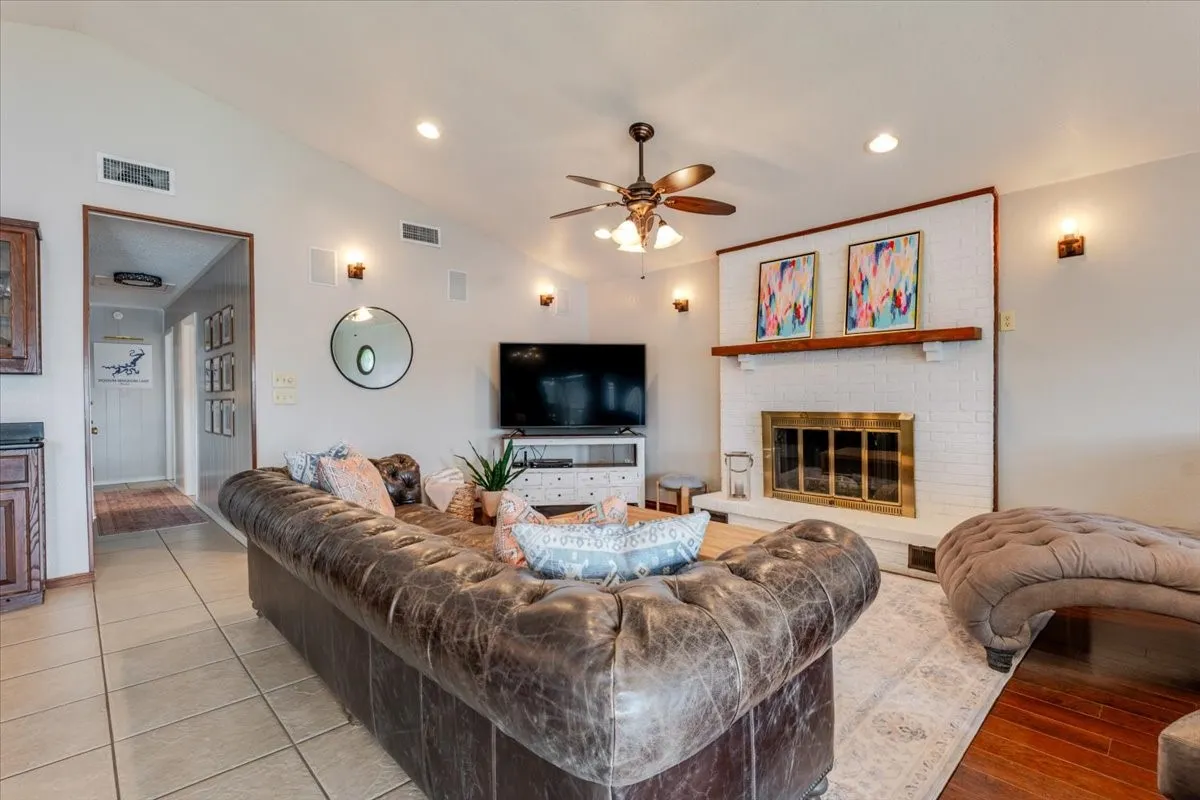 Single Family Residence For Sale in Palo Pinto County , 1012 Robin Lane, Possum Kingdom Lake, Texas 76449, 5 Bedroom, 4 Bathroom, Garage spaces, 2,058 Sqft, built in 1975, mls#21401516, Real Estate Agent in Possum Kingdom Lake, Homes For Sale in Palo Pinto county, Homes For Sale in Possum Kingdom Lake, Realtor in Possum Kingdom Lake Texas, Real Estate Brokerage Independent Realty Texas, Luminita Cordes Realtor