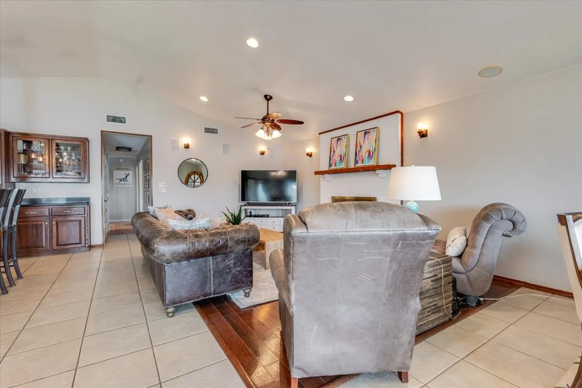 Single Family Residence For Sale in Palo Pinto County , 1012 Robin Lane, Possum Kingdom Lake, Texas 76449, 5 Bedroom, 4 Bathroom, Garage spaces, 2,058 Sqft, built in 1975, mls#21401516, Real Estate Agent in Possum Kingdom Lake, Homes For Sale in Palo Pinto county, Homes For Sale in Possum Kingdom Lake, Realtor in Possum Kingdom Lake Texas, Real Estate Brokerage Independent Realty Texas, Luminita Cordes Realtor