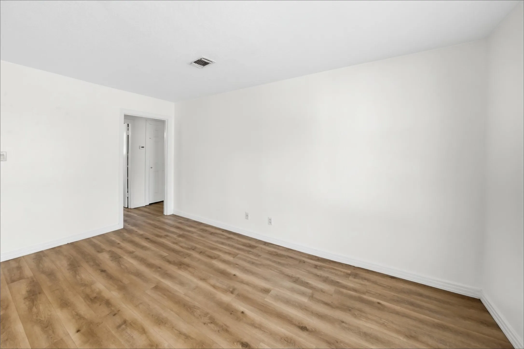 Single Family Residence For Rent in Tarrant County , 5025 Catalpa Street, Haltom City, Texas 76117, 3 Bedroom, 1 Bathroom, Garage spaces, 1,060 Sqft, built in 1950, mls#21406876, Real Estate Agent in Haltom City, Homes For Rent in Tarrant county, Homes For Rent in Haltom City, Realtor in Haltom City Texas, Real Estate Brokerage Independent Realty Texas, Luminita Cordes Realtor