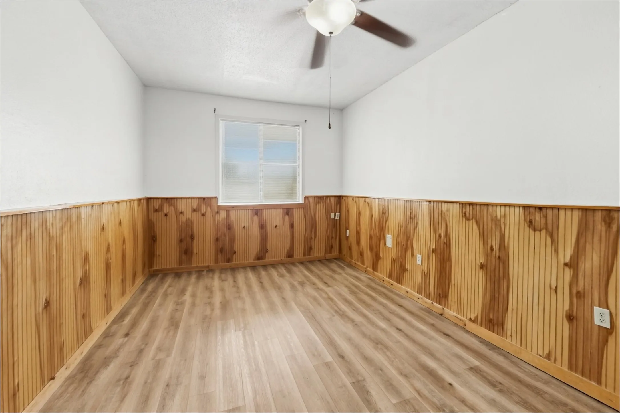 Single Family Residence For Rent in Tarrant County , 5025 Catalpa Street, Haltom City, Texas 76117, 3 Bedroom, 1 Bathroom, Garage spaces, 1,060 Sqft, built in 1950, mls#21406876, Real Estate Agent in Haltom City, Homes For Rent in Tarrant county, Homes For Rent in Haltom City, Realtor in Haltom City Texas, Real Estate Brokerage Independent Realty Texas, Luminita Cordes Realtor
