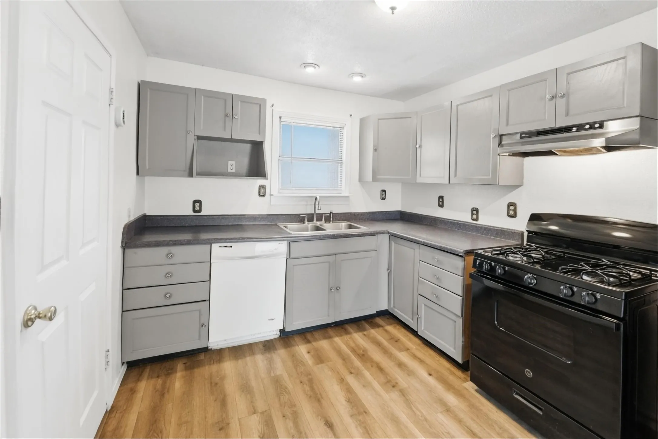 Single Family Residence For Rent in Tarrant County , 5025 Catalpa Street, Haltom City, Texas 76117, 3 Bedroom, 1 Bathroom, Garage spaces, 1,060 Sqft, built in 1950, mls#21406876, Real Estate Agent in Haltom City, Homes For Rent in Tarrant county, Homes For Rent in Haltom City, Realtor in Haltom City Texas, Real Estate Brokerage Independent Realty Texas, Luminita Cordes Realtor