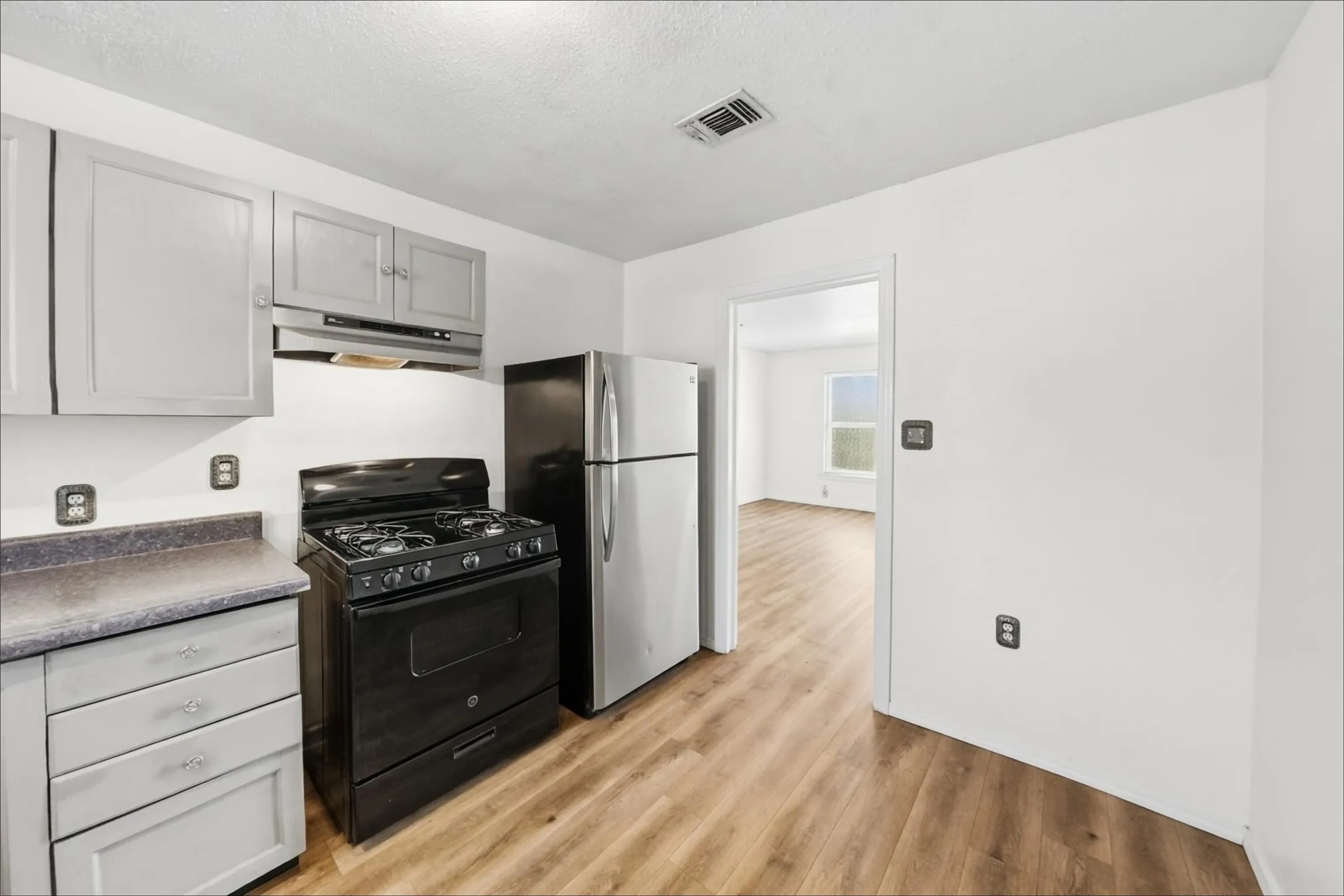 Single Family Residence For Rent in Tarrant County , 5025 Catalpa Street, Haltom City, Texas 76117, 3 Bedroom, 1 Bathroom, Garage spaces, 1,060 Sqft, built in 1950, mls#21406876, Real Estate Agent in Haltom City, Homes For Rent in Tarrant county, Homes For Rent in Haltom City, Realtor in Haltom City Texas, Real Estate Brokerage Independent Realty Texas, Luminita Cordes Realtor